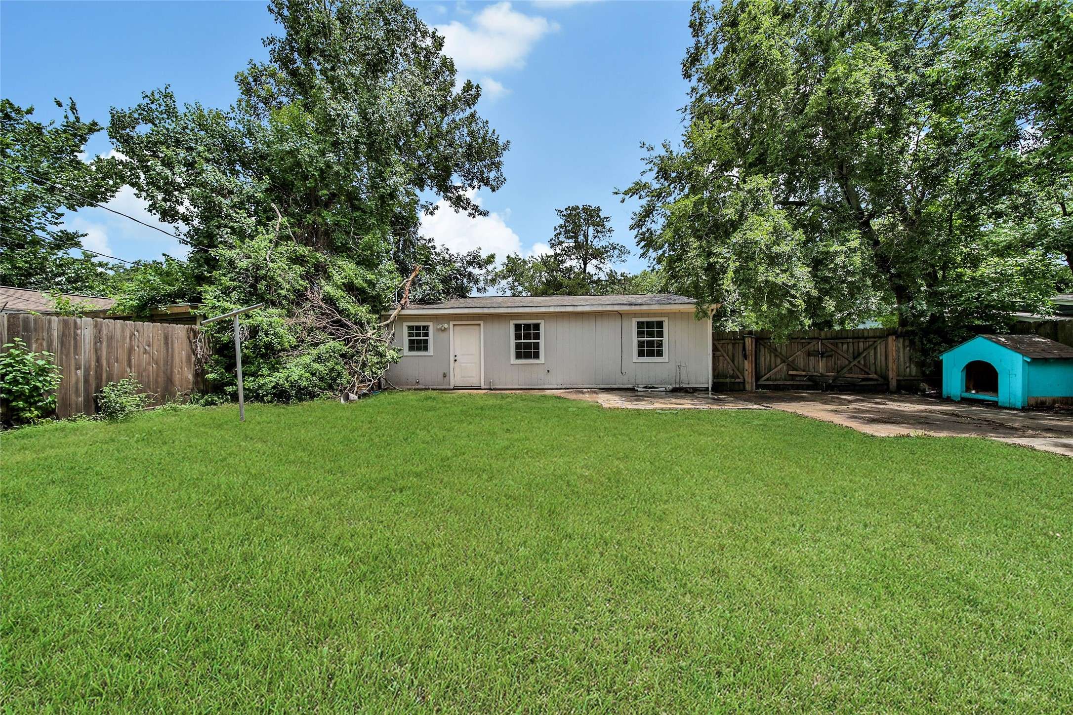 Houston, TX 77033,7346 Calais RD