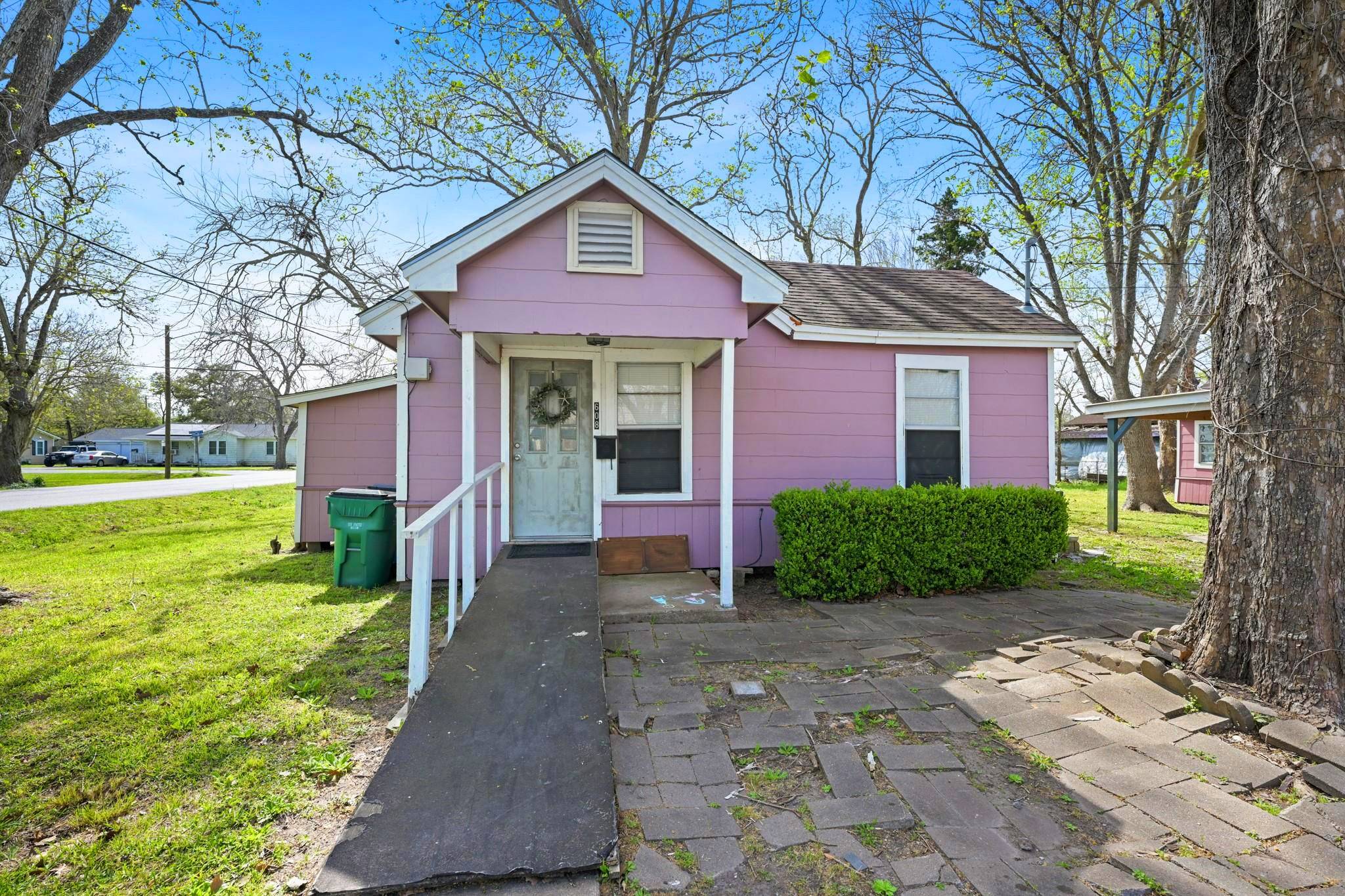 Sweeny, TX 77480,608 E 4th ST