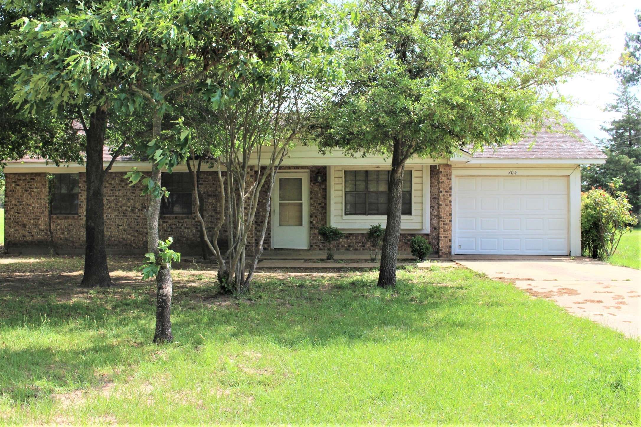 Grapeland, TX 75844,704 El Camino DR