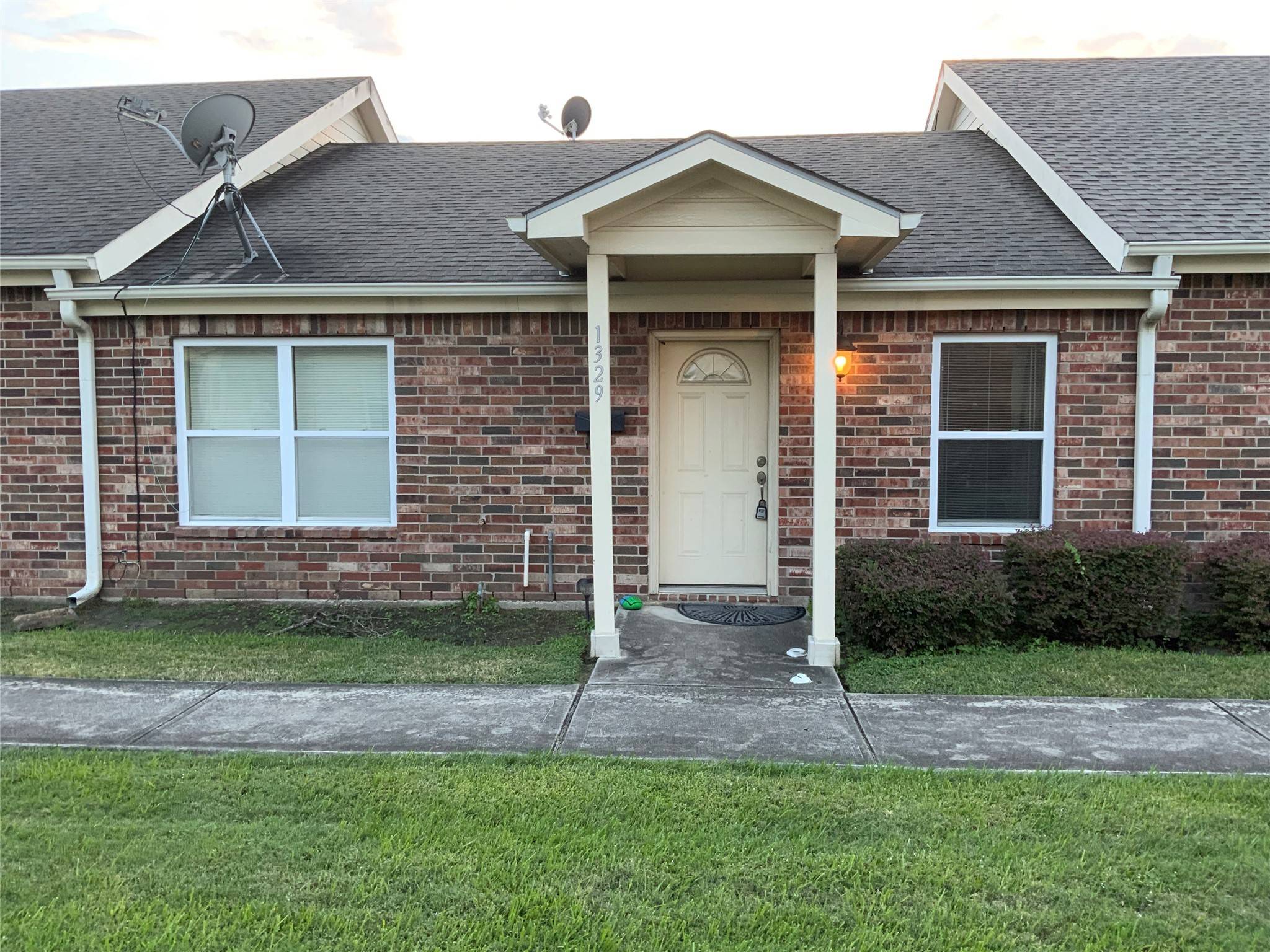 Pasadena, TX 77502,1329 Queens RD