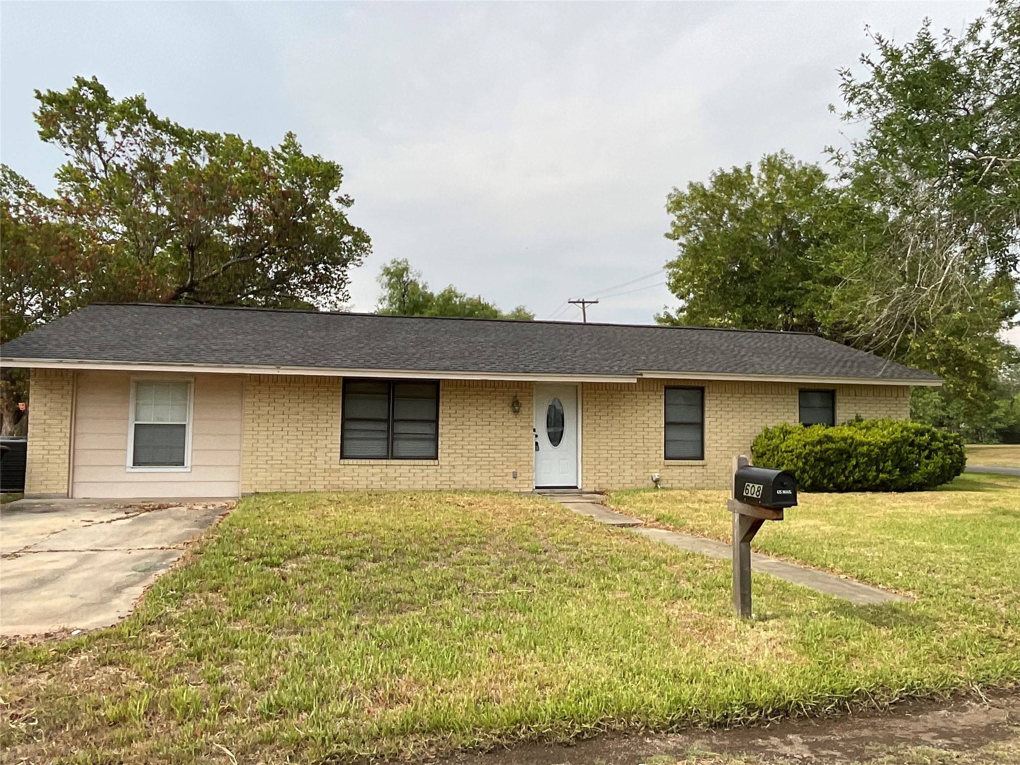 Cuero, TX 77954,608 E First C