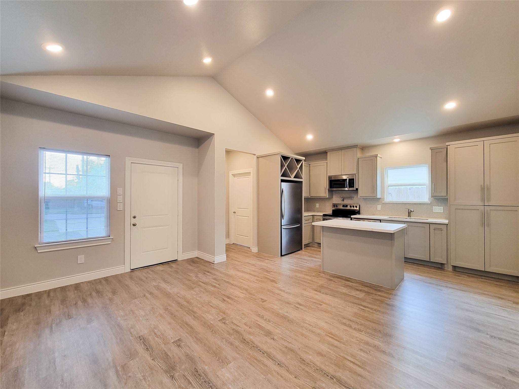 Angleton, TX 77515,216 W Live Oak ST