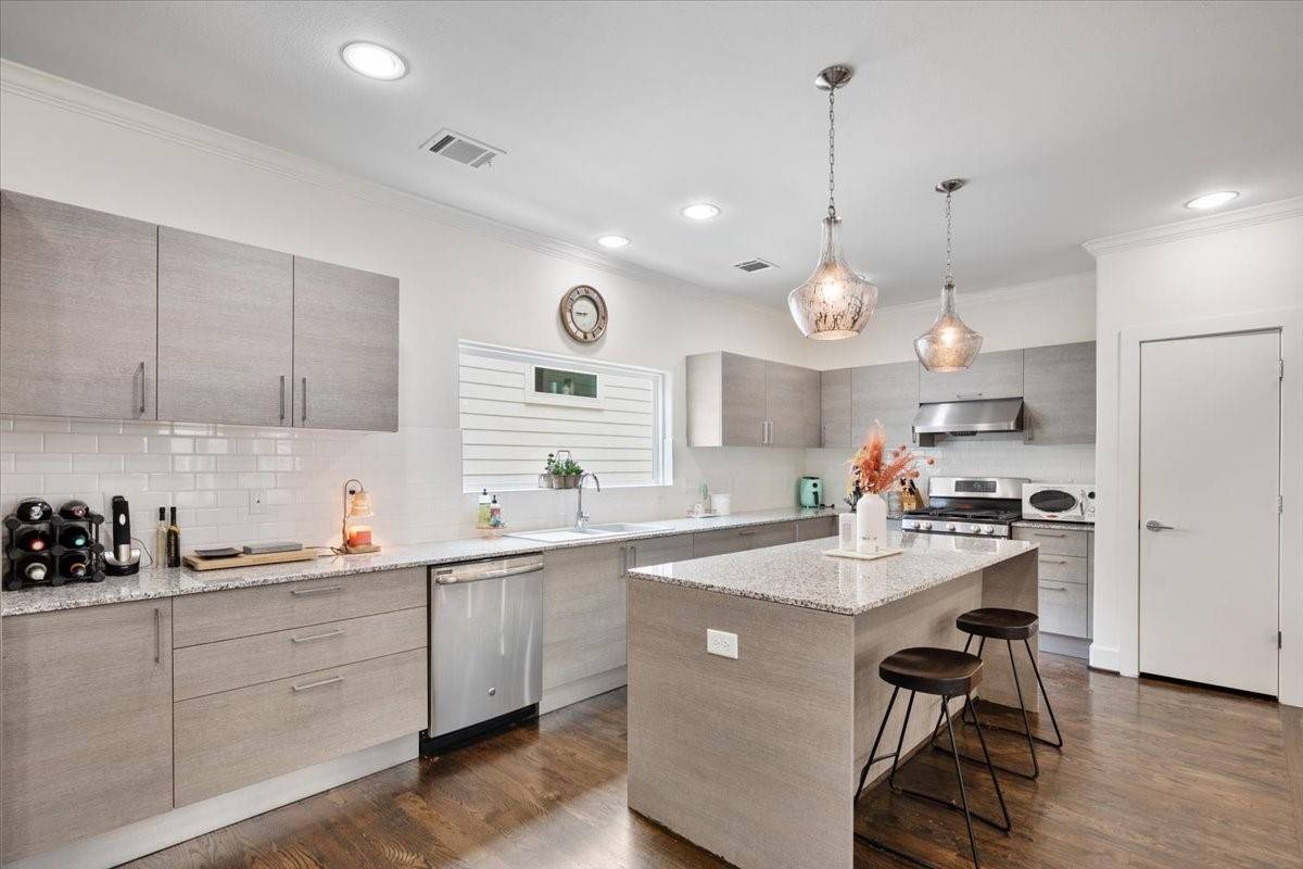 Houston, TX 77008,1333 W 22nd ST #F