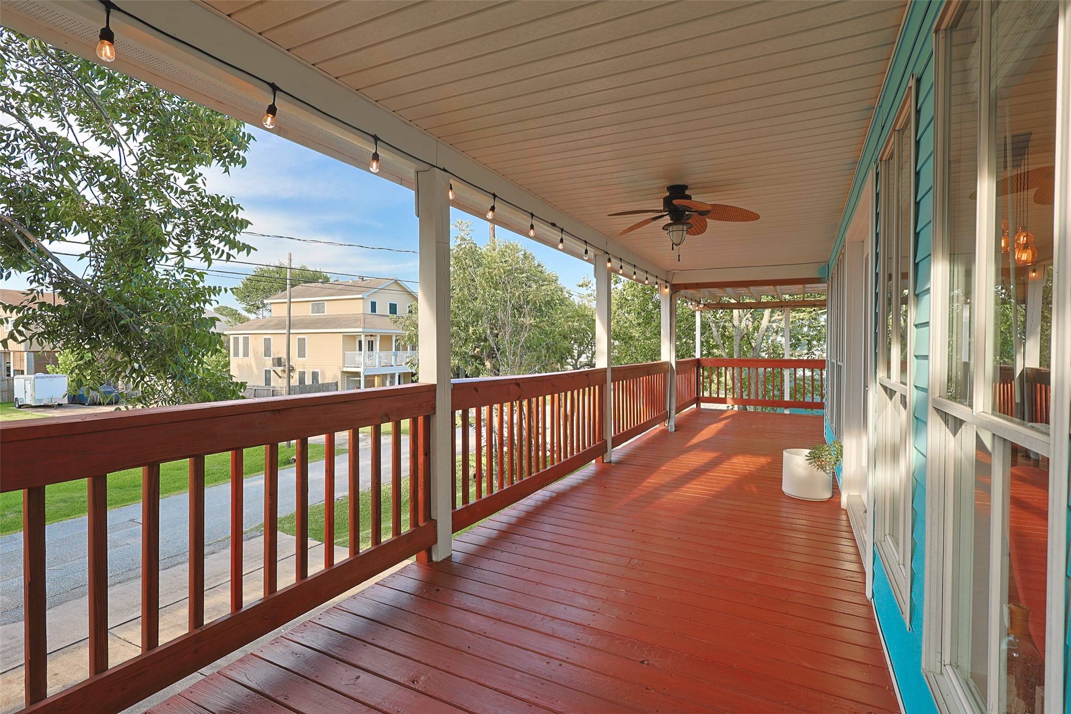 Clear Lake Shores, TX 77565,827 Cedar RD