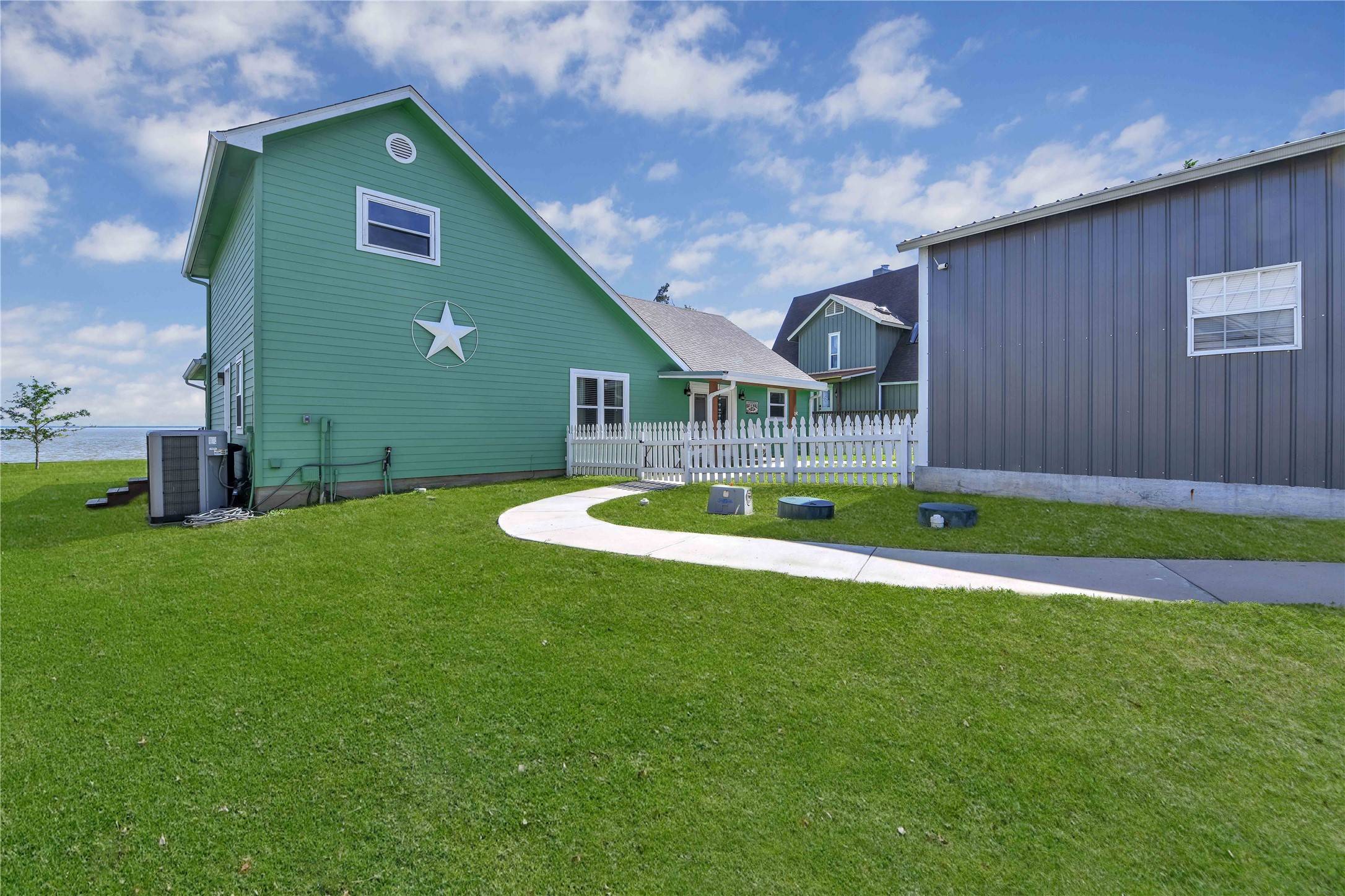 Onalaska, TX 77360,293 Emerald LN