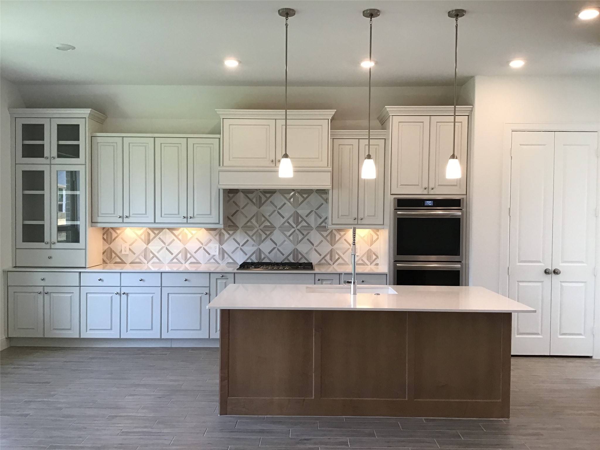 Pinehurst, TX 77362,714 Platinum Stone LN