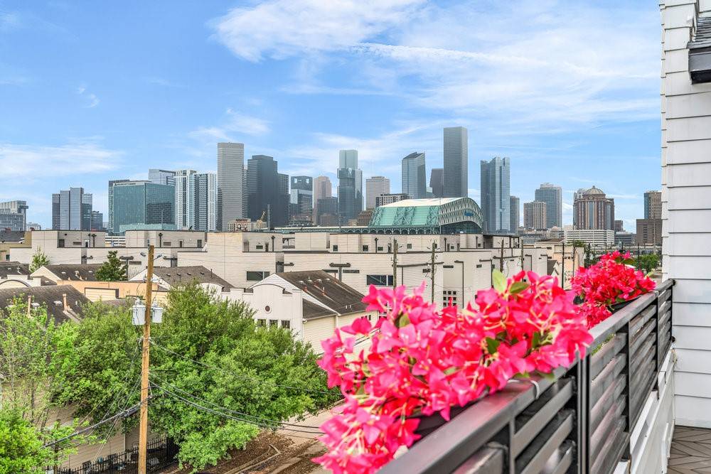Houston, TX 77003,3 N St Charles St F ST