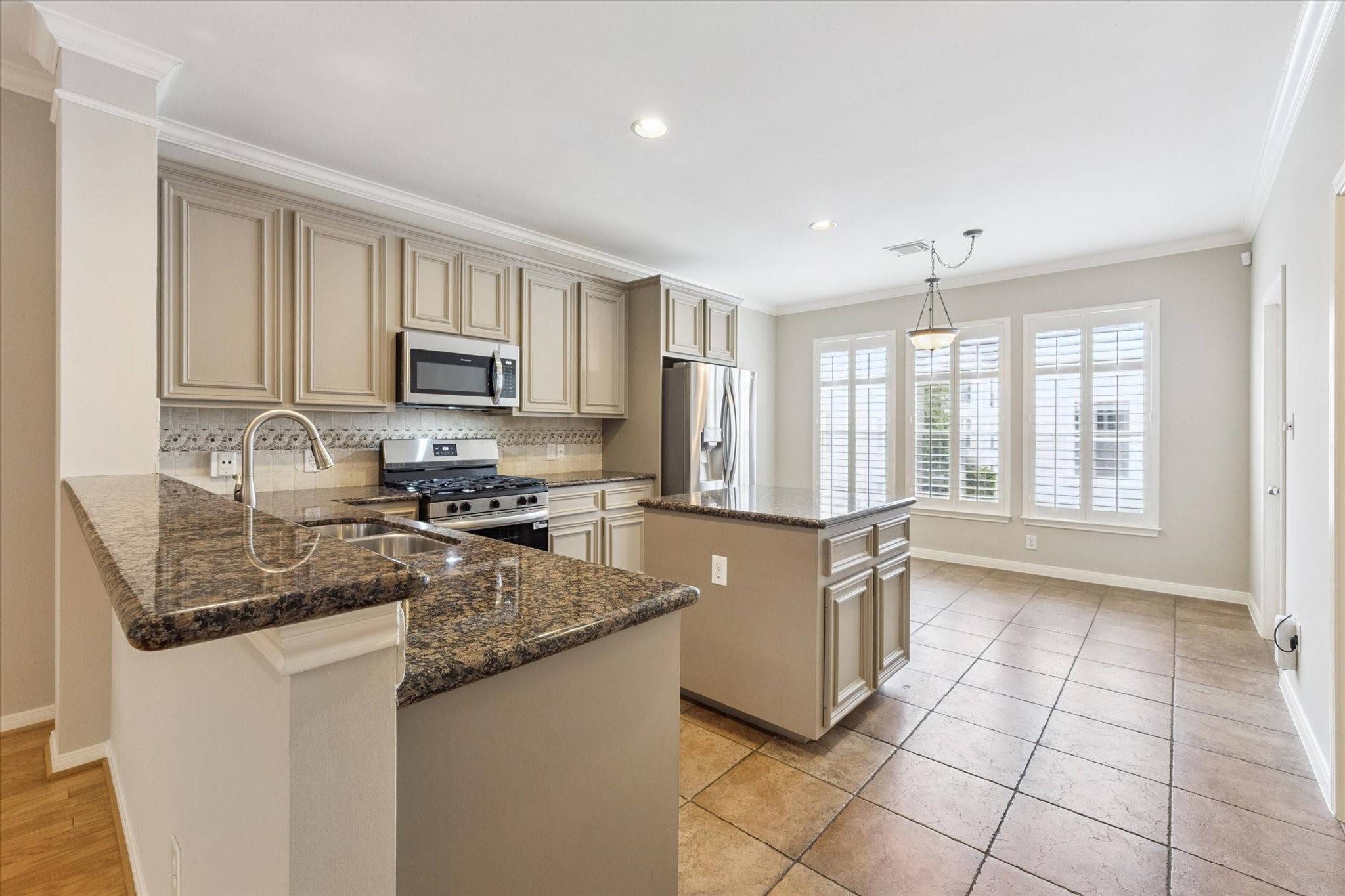 Houston, TX 77019,2915 W Dallas ST N