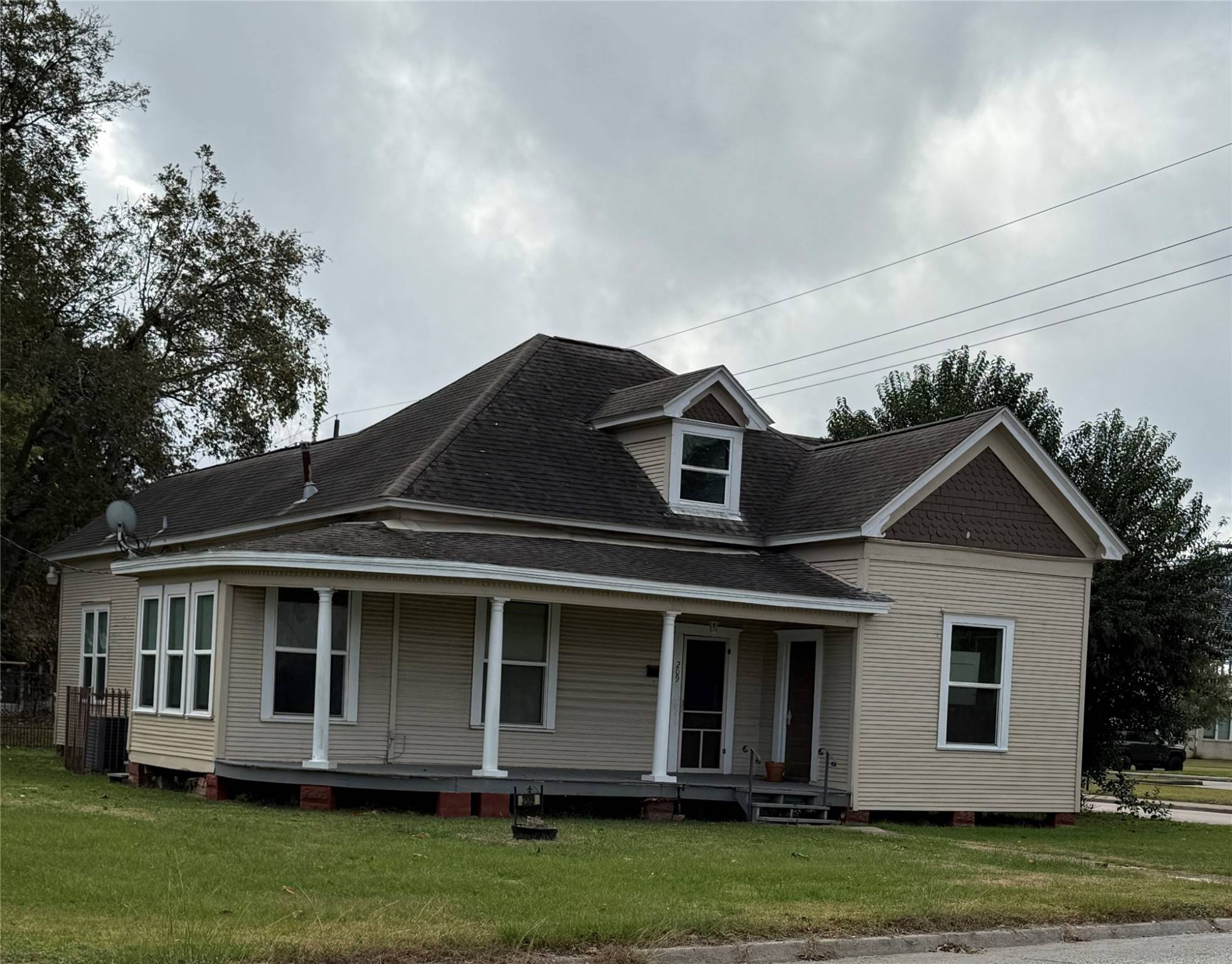 Dayton, TX 77535,209 W Houston ST