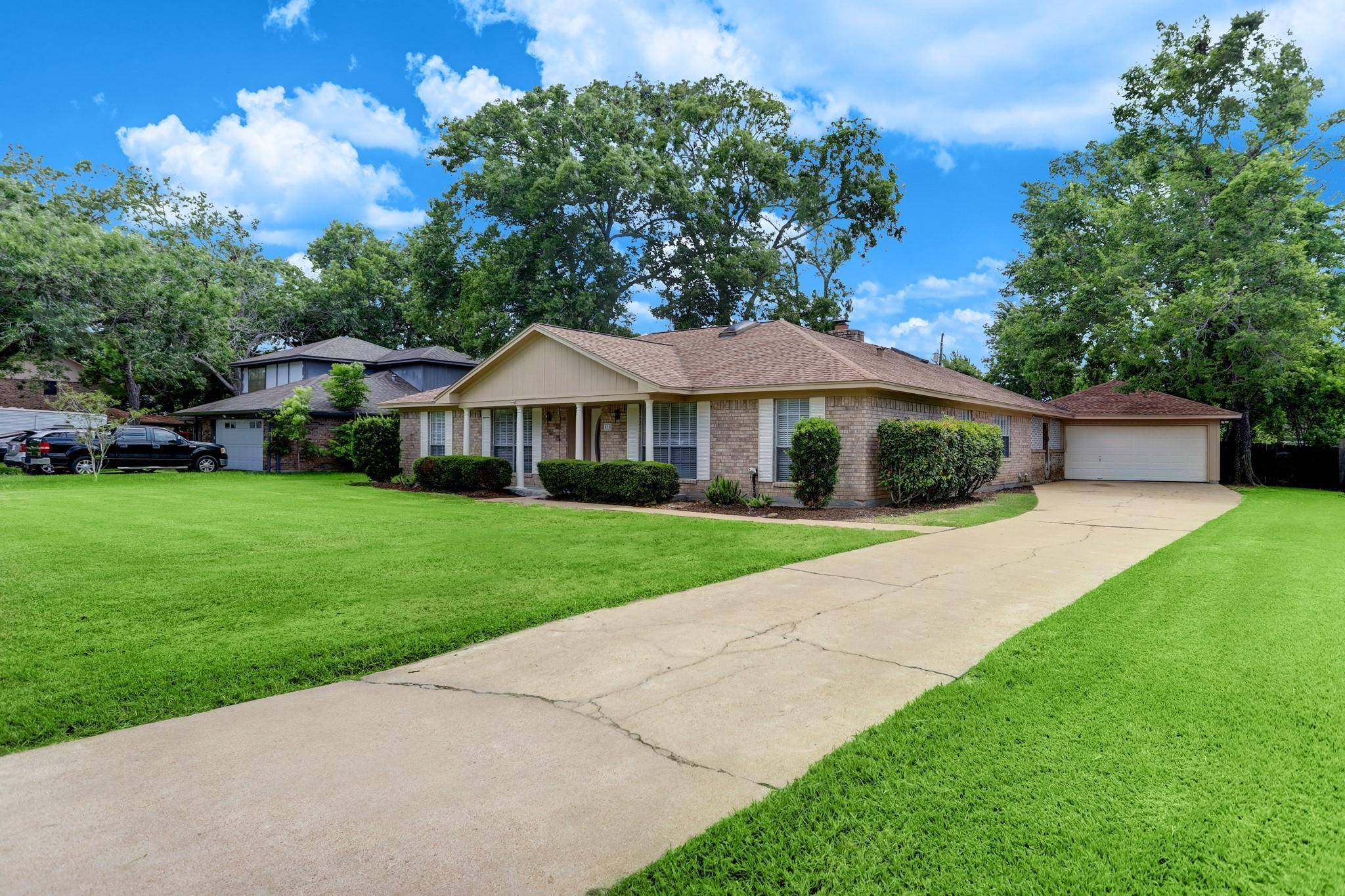 Lake Jackson, TX 77566,416 That Way ST