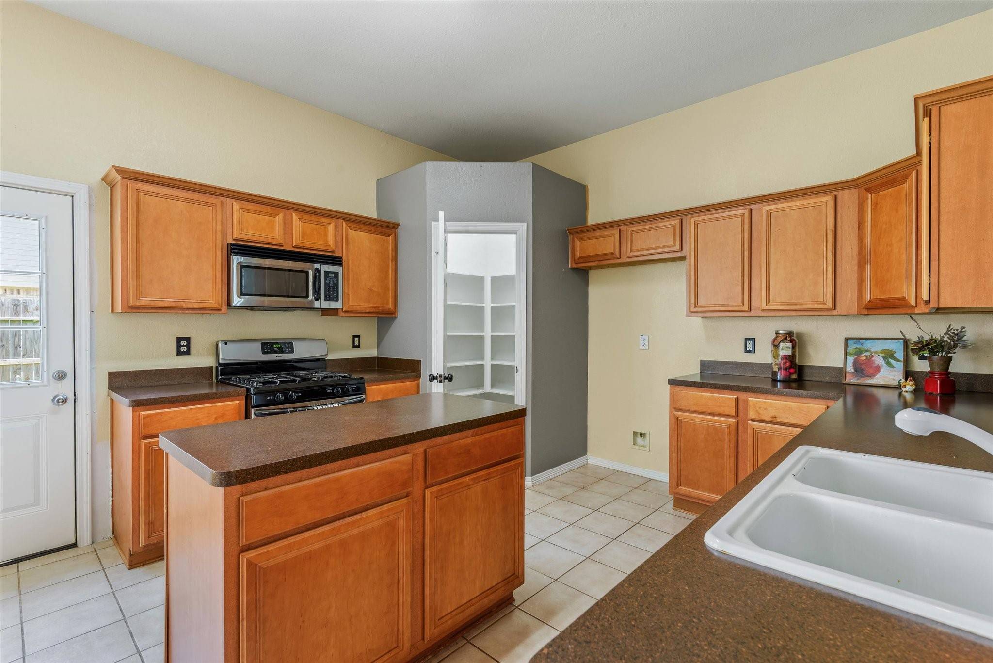 La Marque, TX 77568,104 Laurel Meadow CT