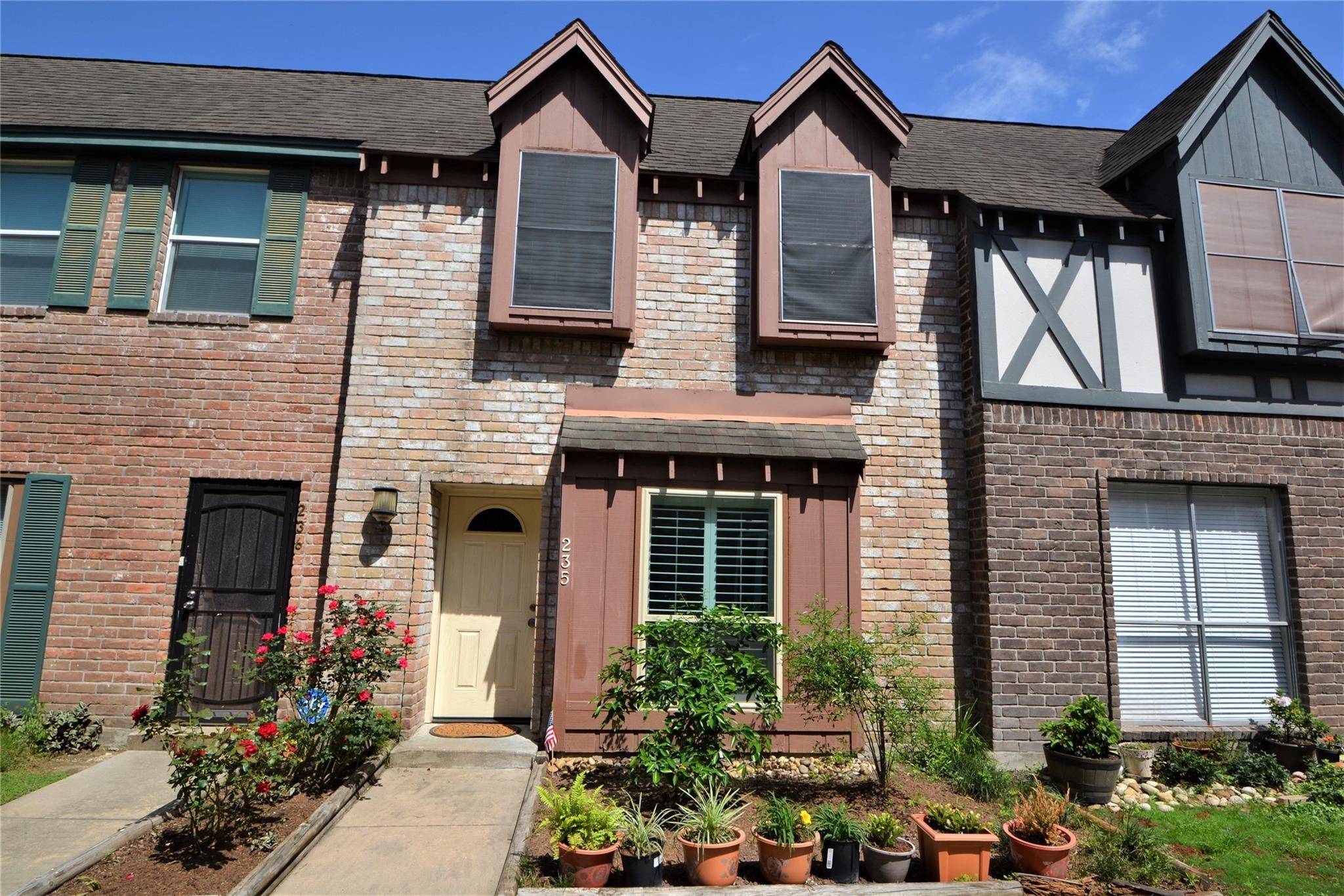 Houston, TX 77079,830 Threadneedle ST #235