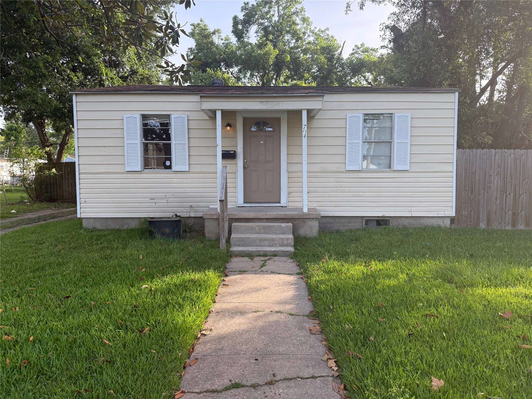 Baytown, TX 77520,704 E Defee AVE