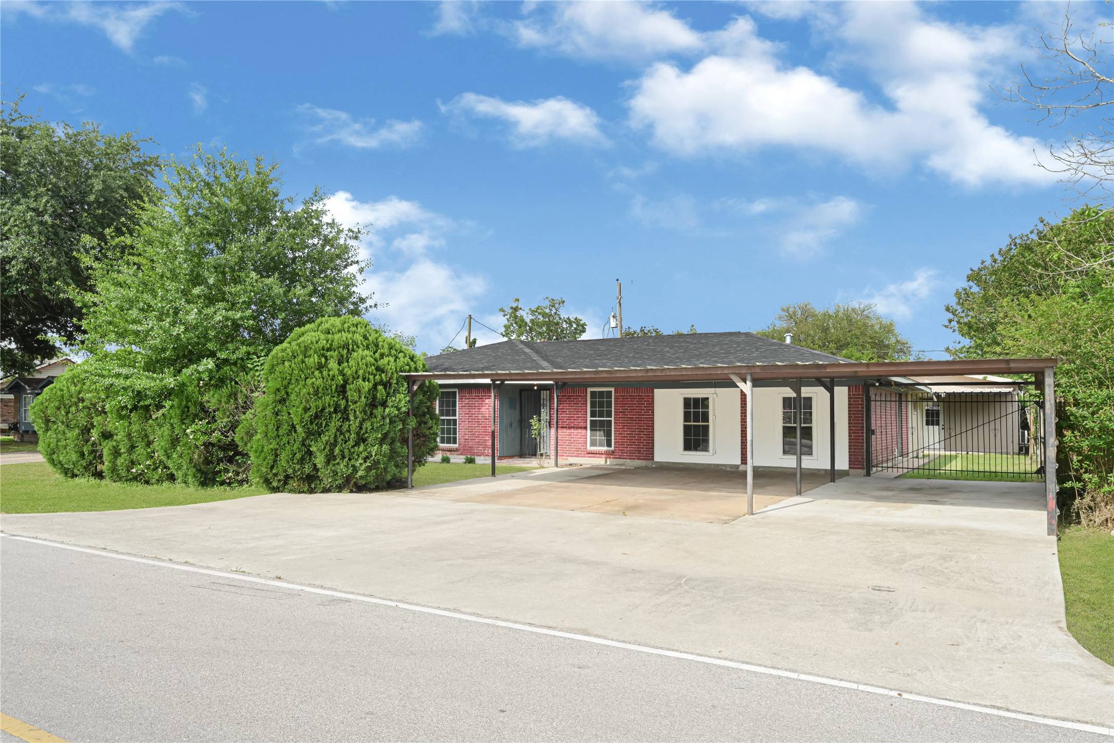 Highlands, TX 77562,205 Timber LN
