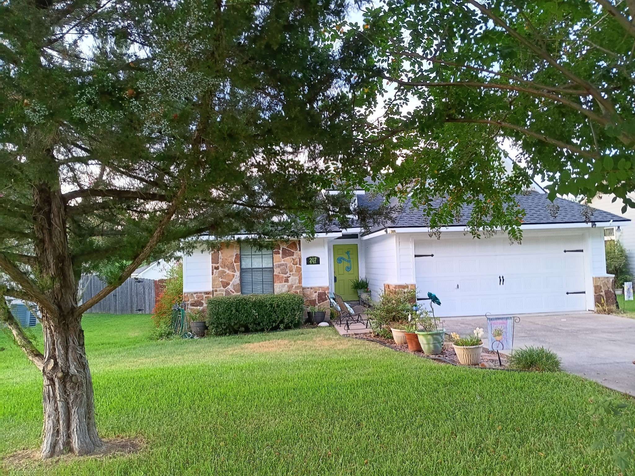 Brenham, TX 77833,207 AVA DR