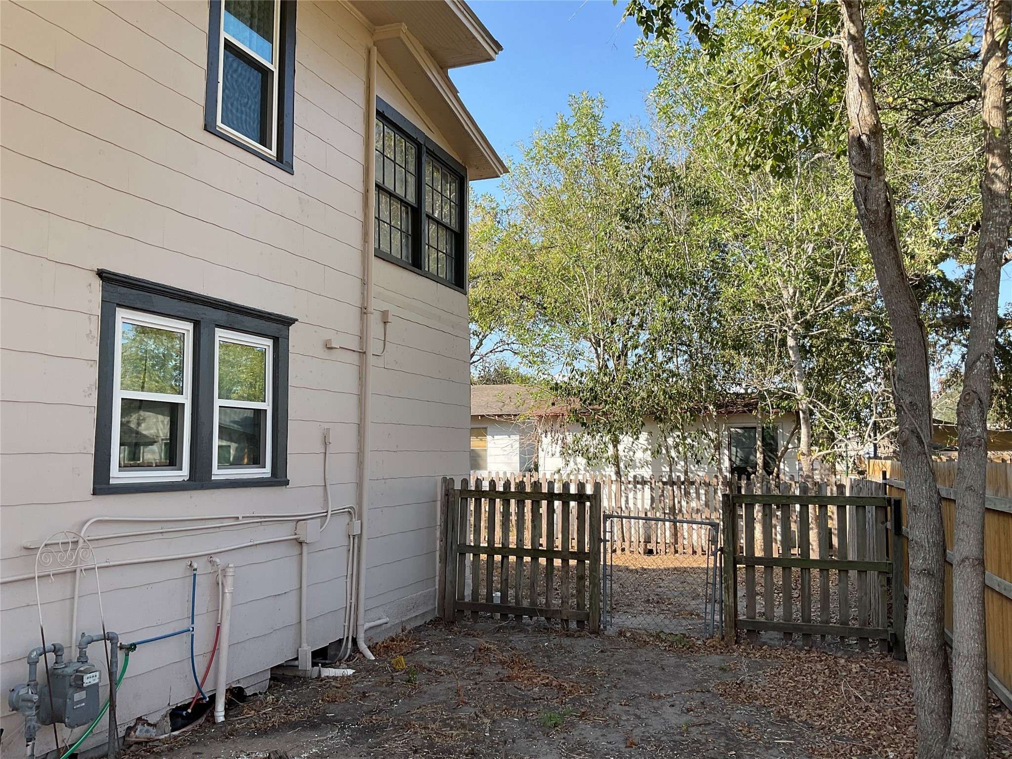 Hallettsville, TX 77964,1203 E Third Street