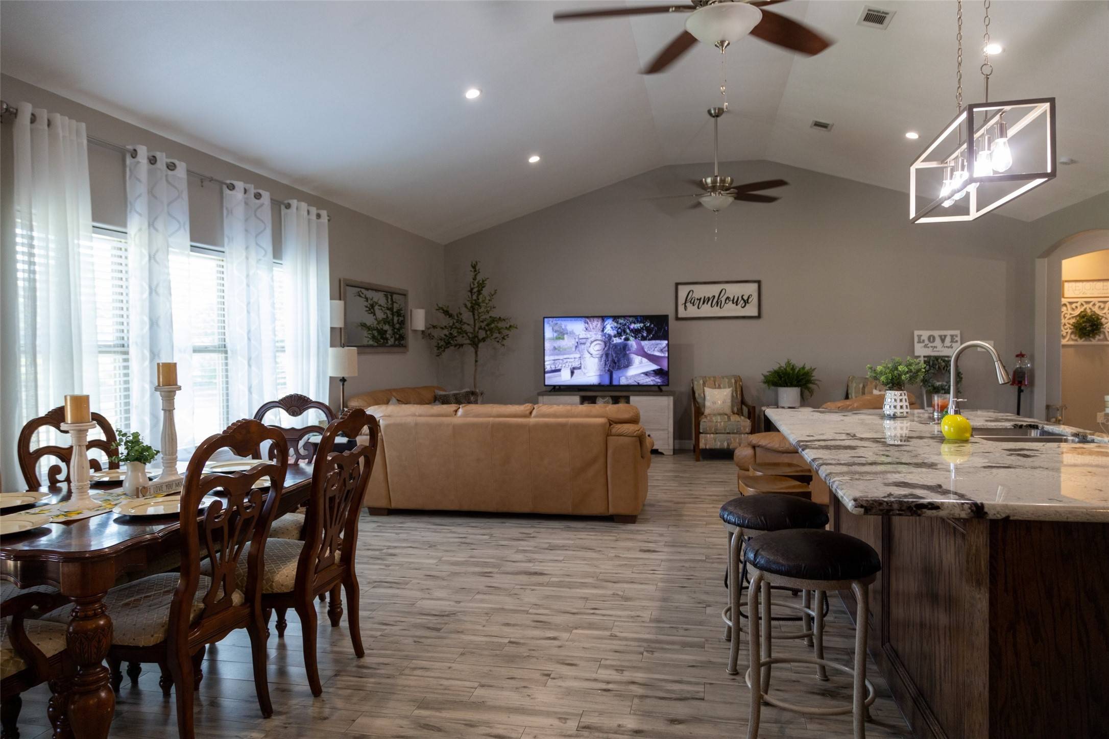 Angleton, TX 77515,434 Robert RD