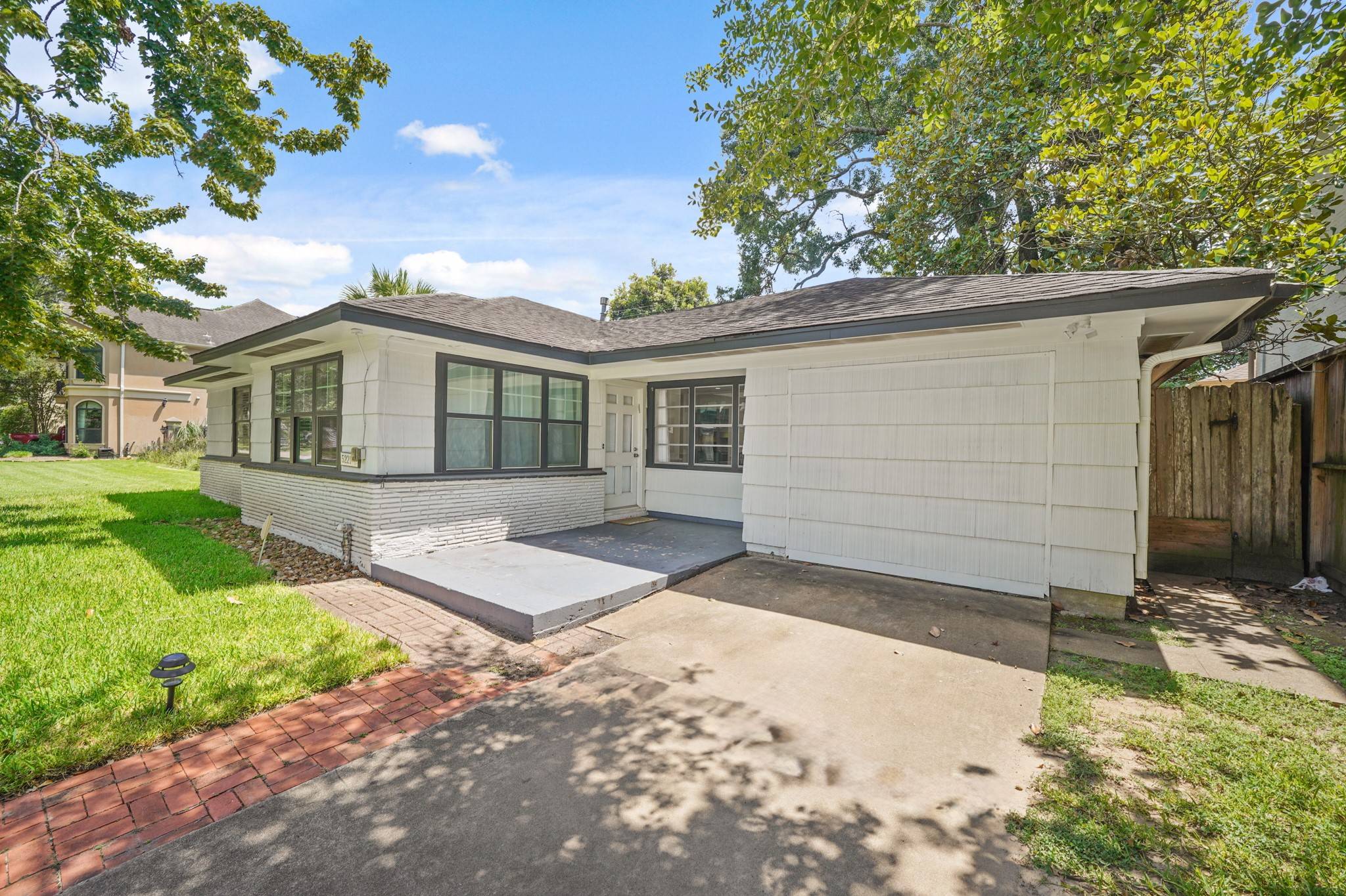 Bellaire, TX 77401,5221 Maple ST