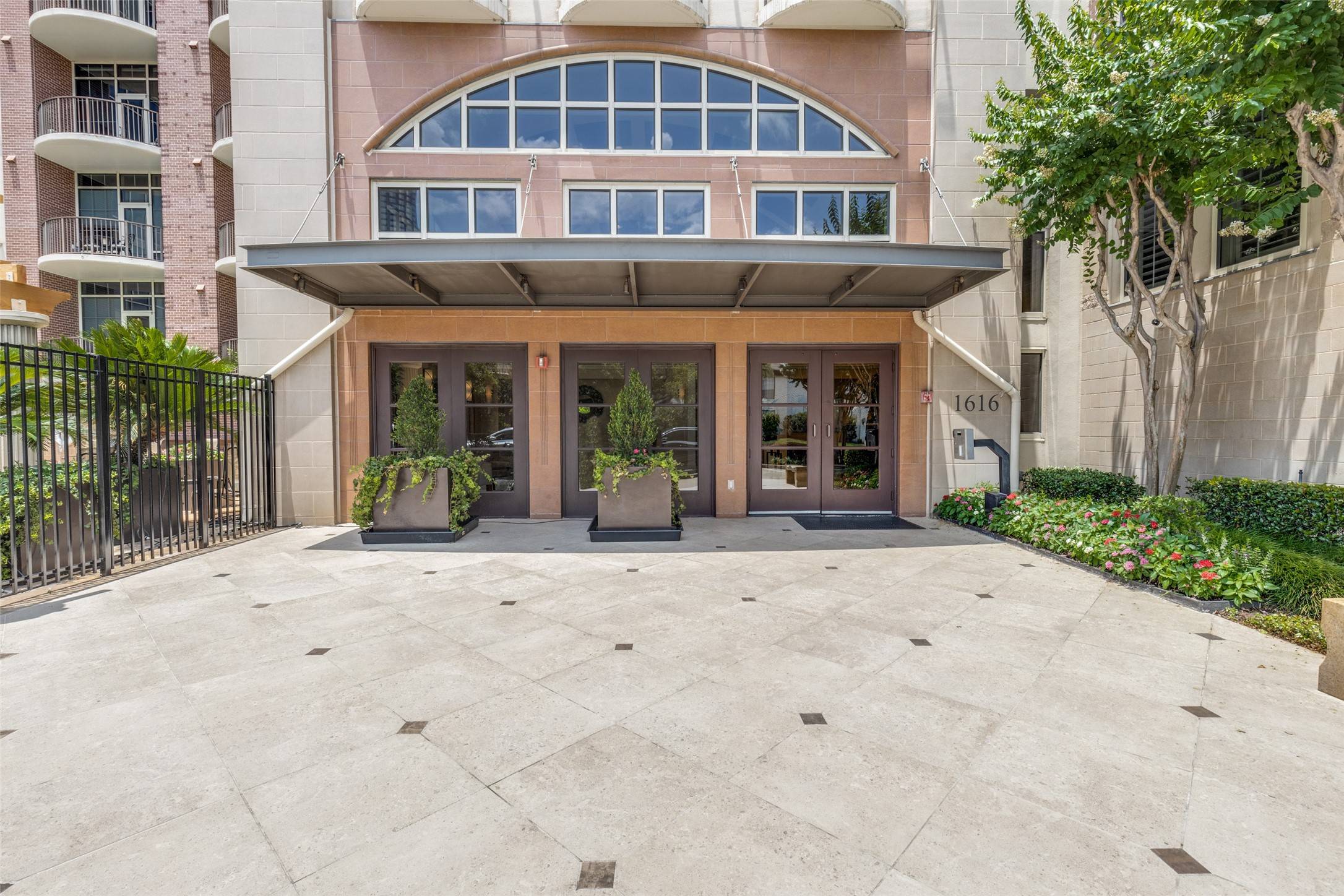 Houston, TX 77057,1616 Fountain View DR #202