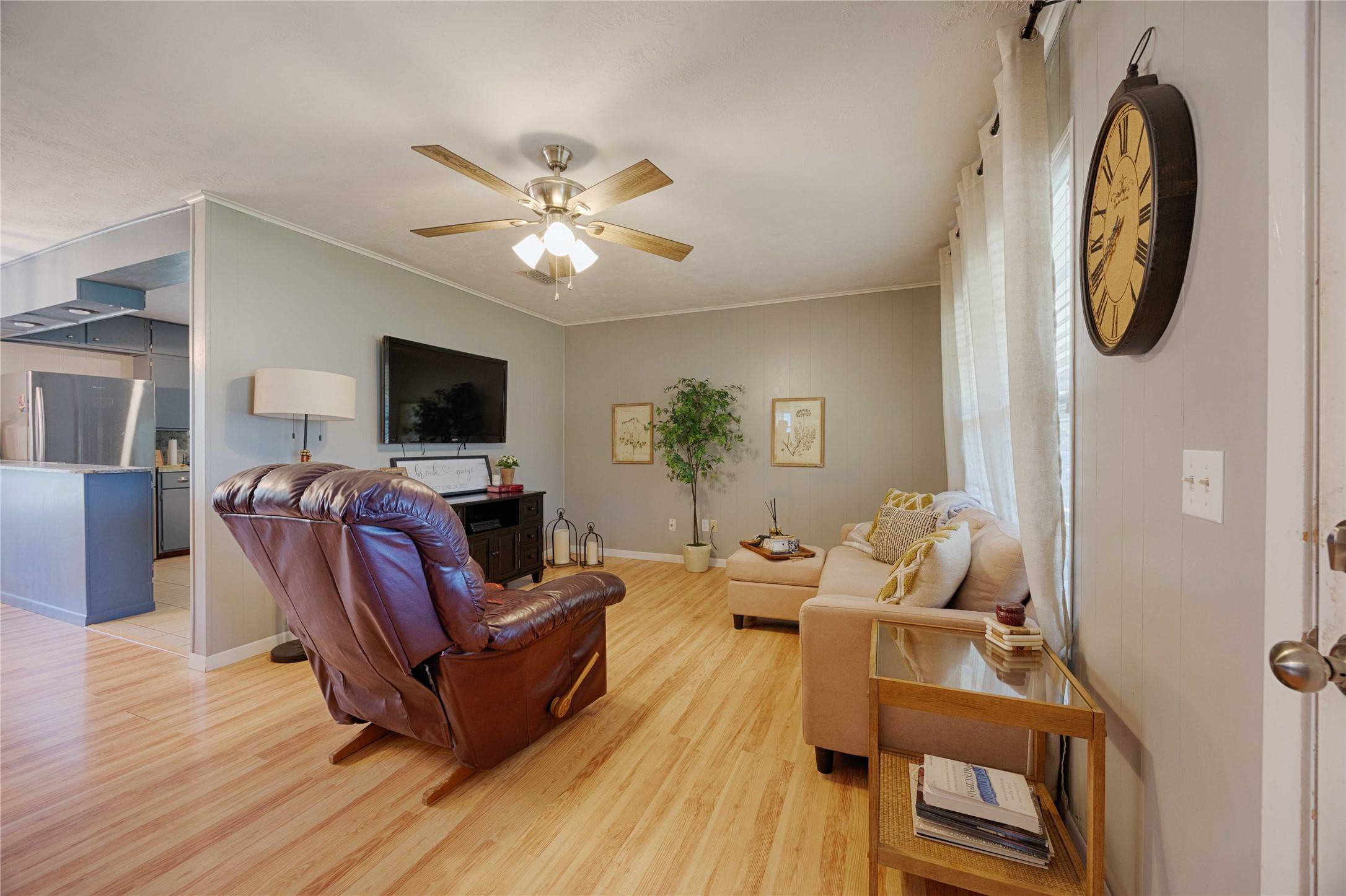 Hallettsville, TX 77964,207 River ST