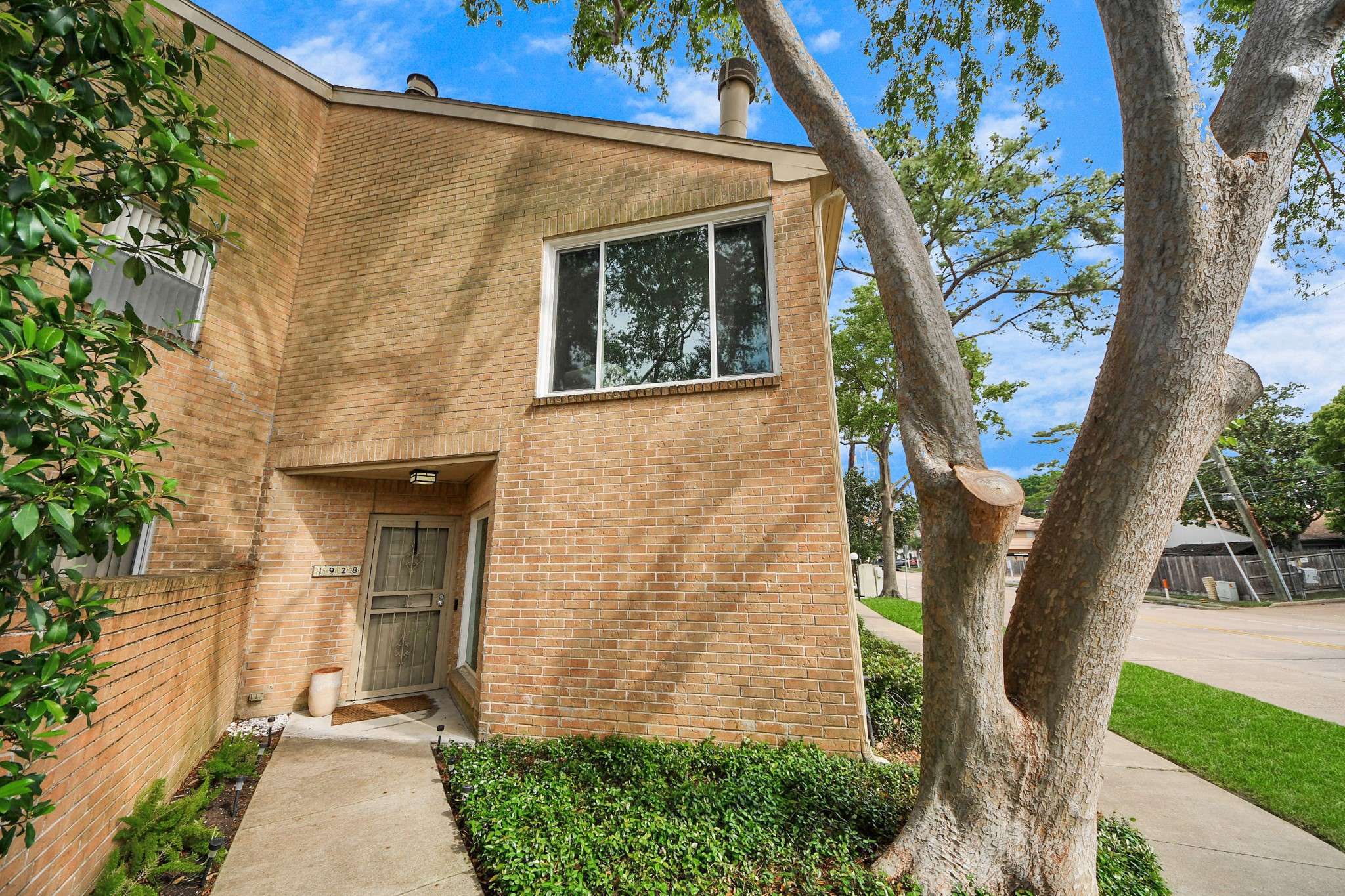 Houston, TX 77057,1928 Augusta DR #19