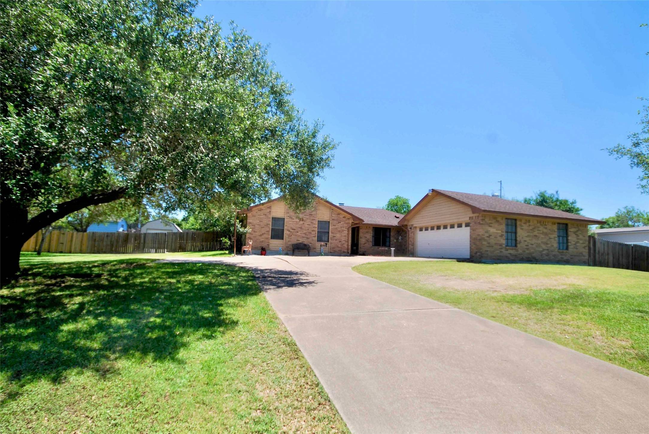 Schulenburg, TX 78956,23 Creekwood DR