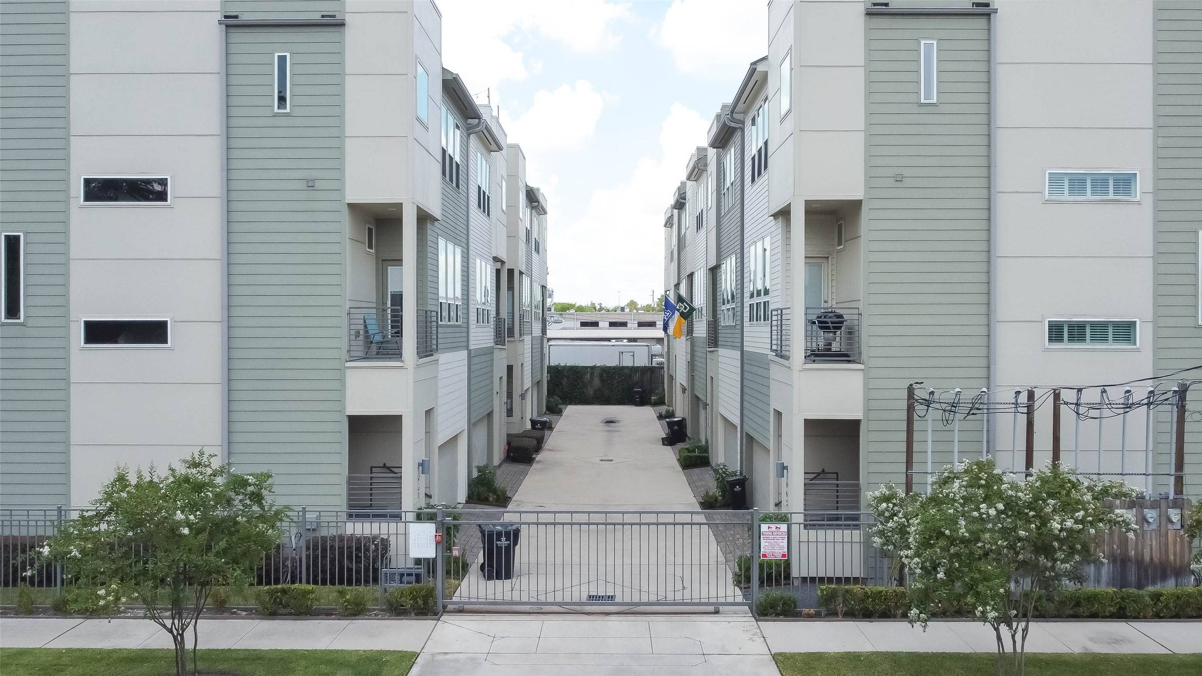 Houston, TX 77008,951 W 17th ST