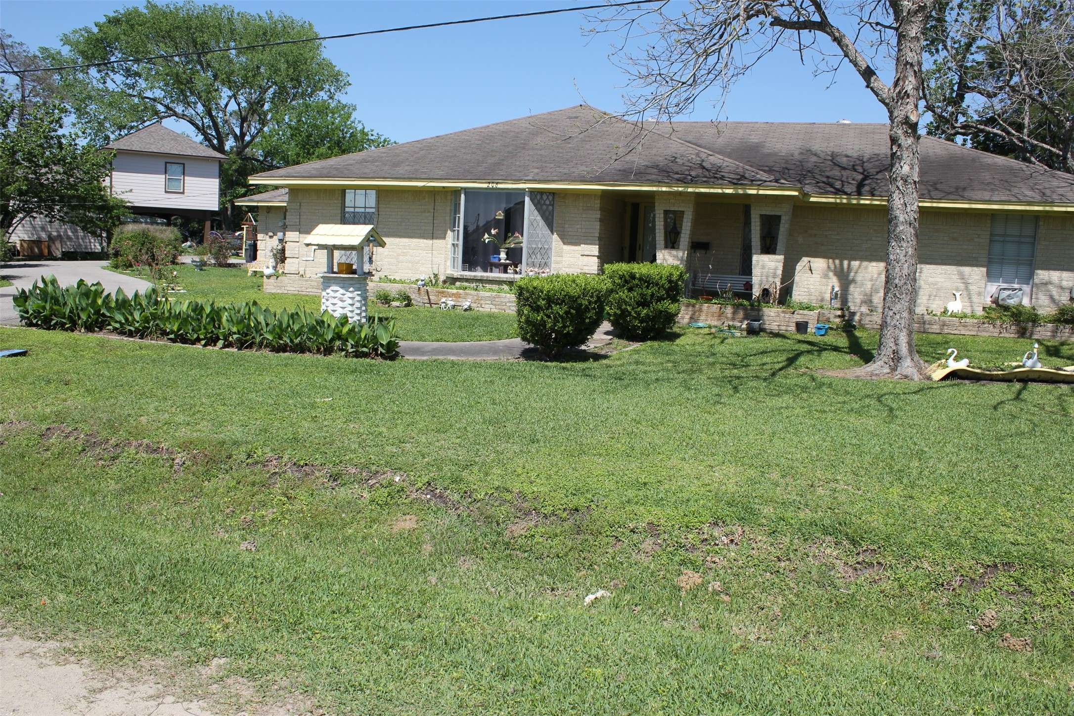 Highlands, TX 77562,206 Riverside ST