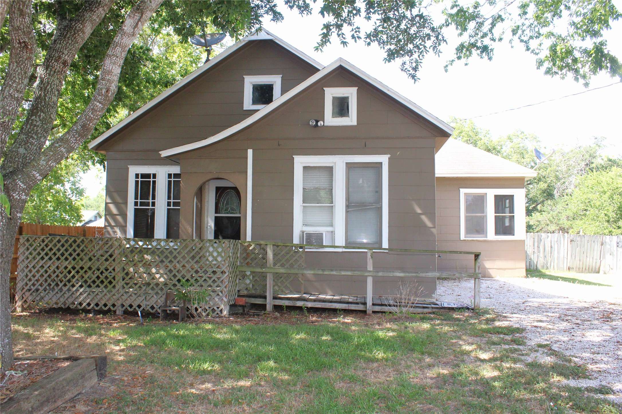 Weimar, TX 78962,105 E South ST