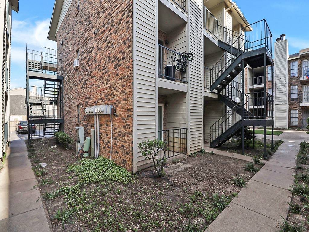 Dallas, TX 75243,9520 Royal LN #210