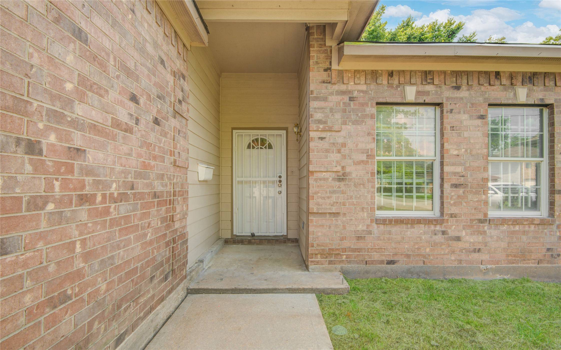 Houston, TX 77051,8320 Livingston ST