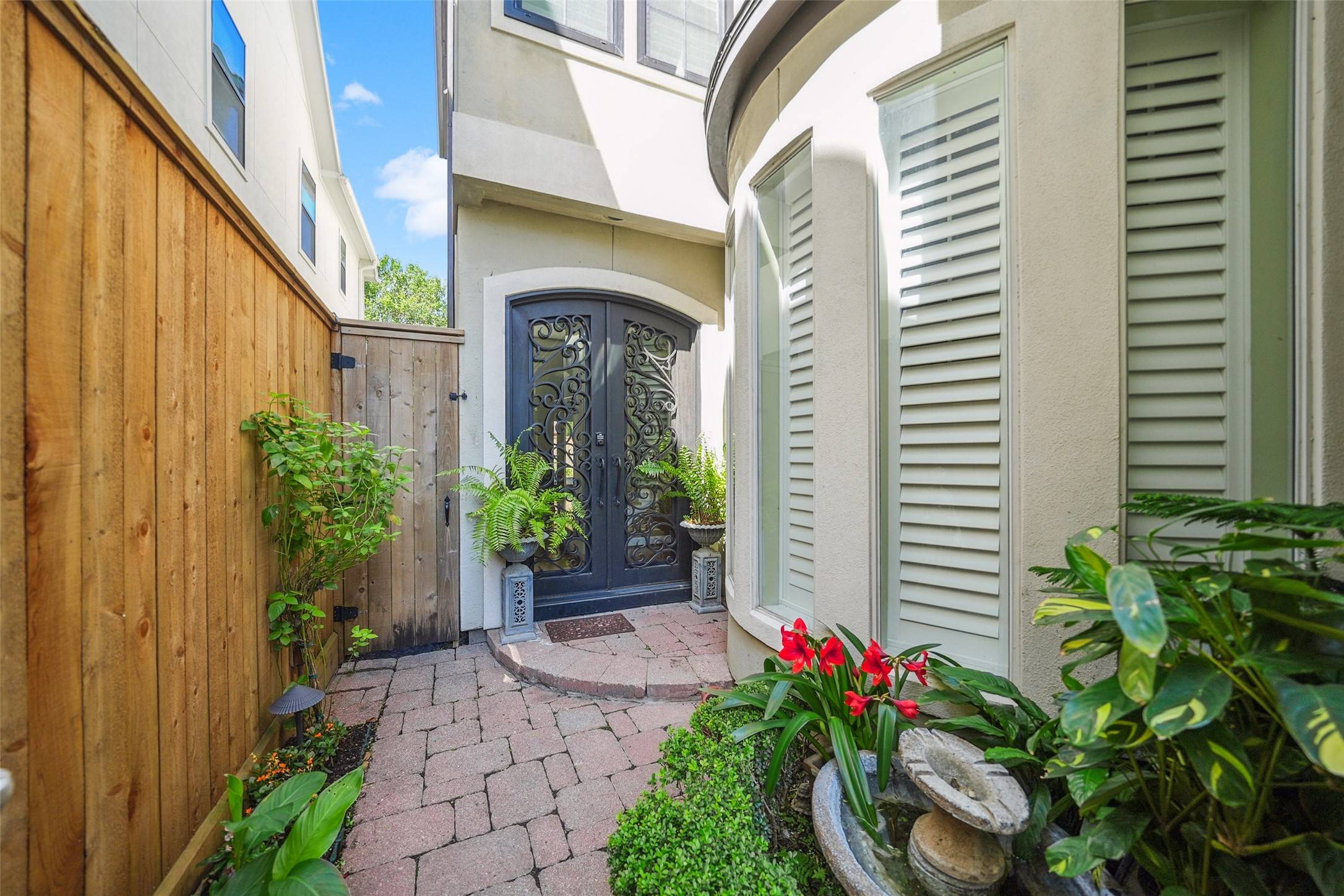 Houston, TX 77019,2112 McDuffie ST