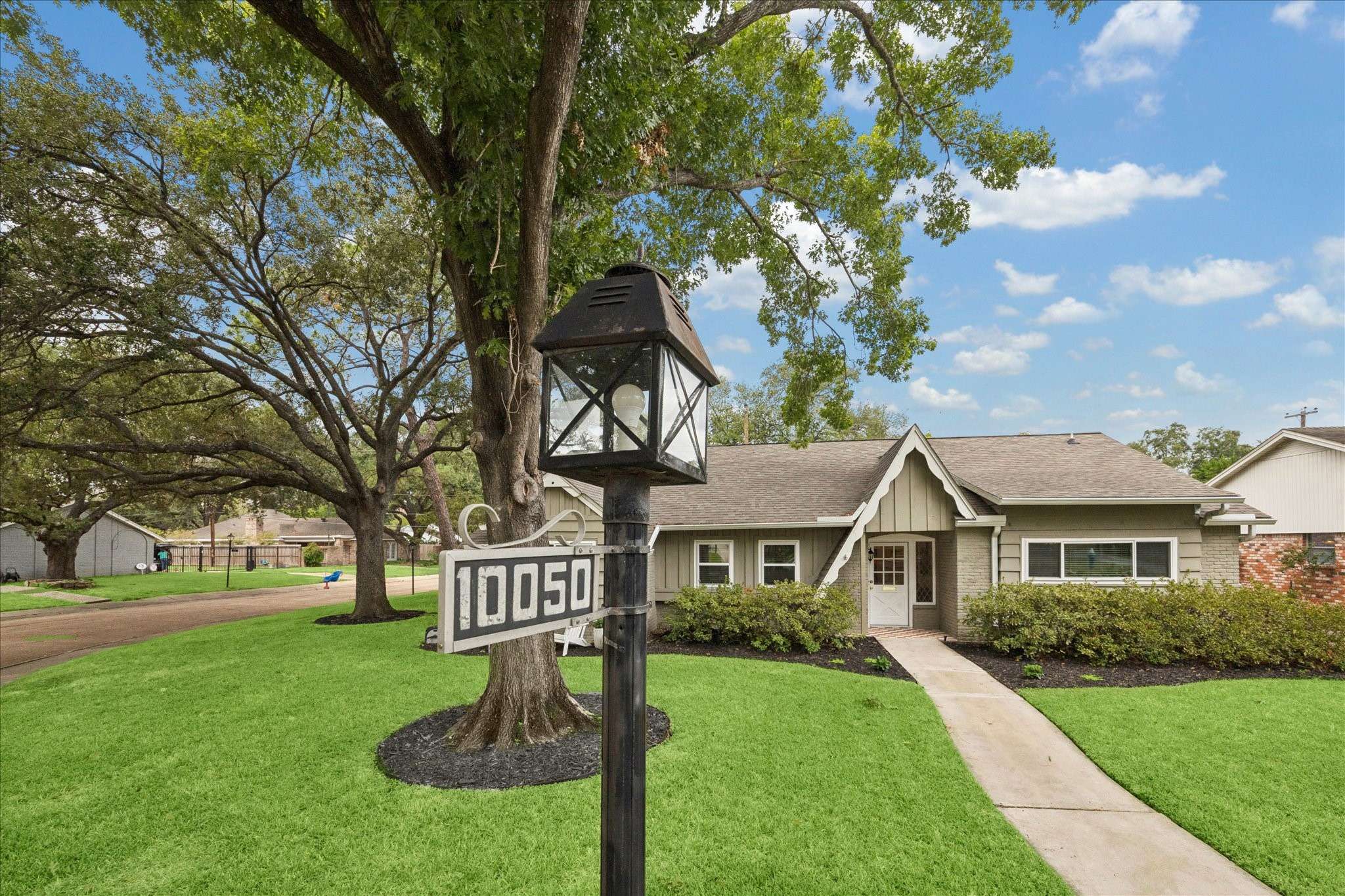 Houston, TX 77042,10050 Locke LN