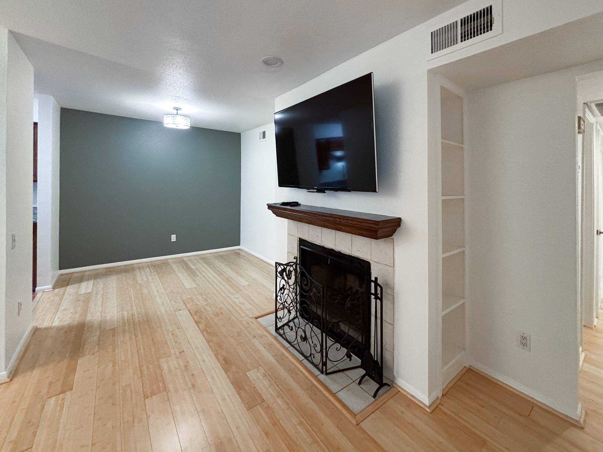 Houston, TX 77009,1860 White Oak DR #323