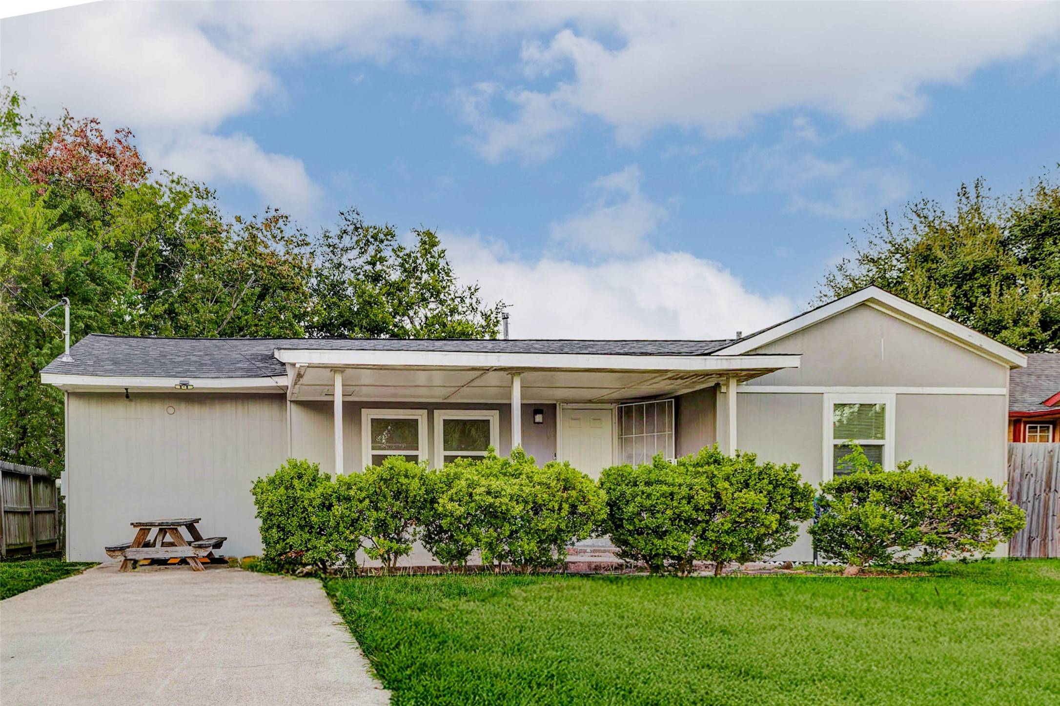 Pasadena, TX 77506,907 Whitaker AVE