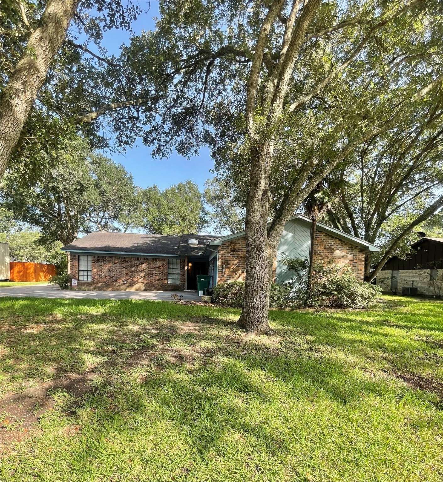 Ganado, TX 77962,409 Elm DR