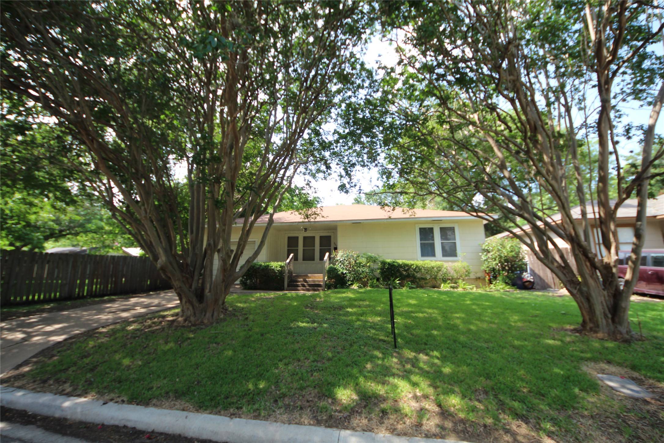 Brenham, TX 77833,907 Barnhill ST