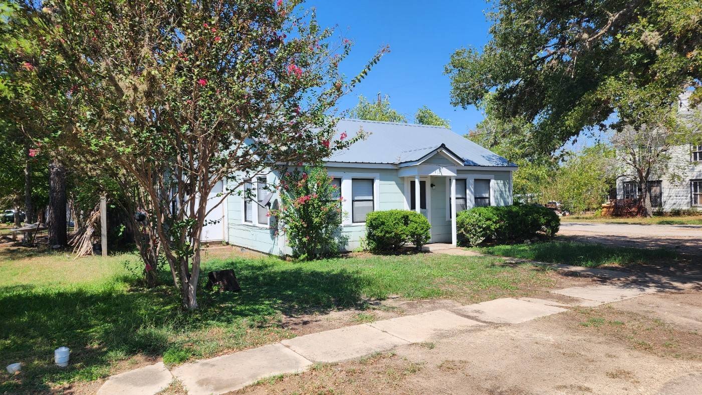 Waelder, TX 78959,413 N Avenue D