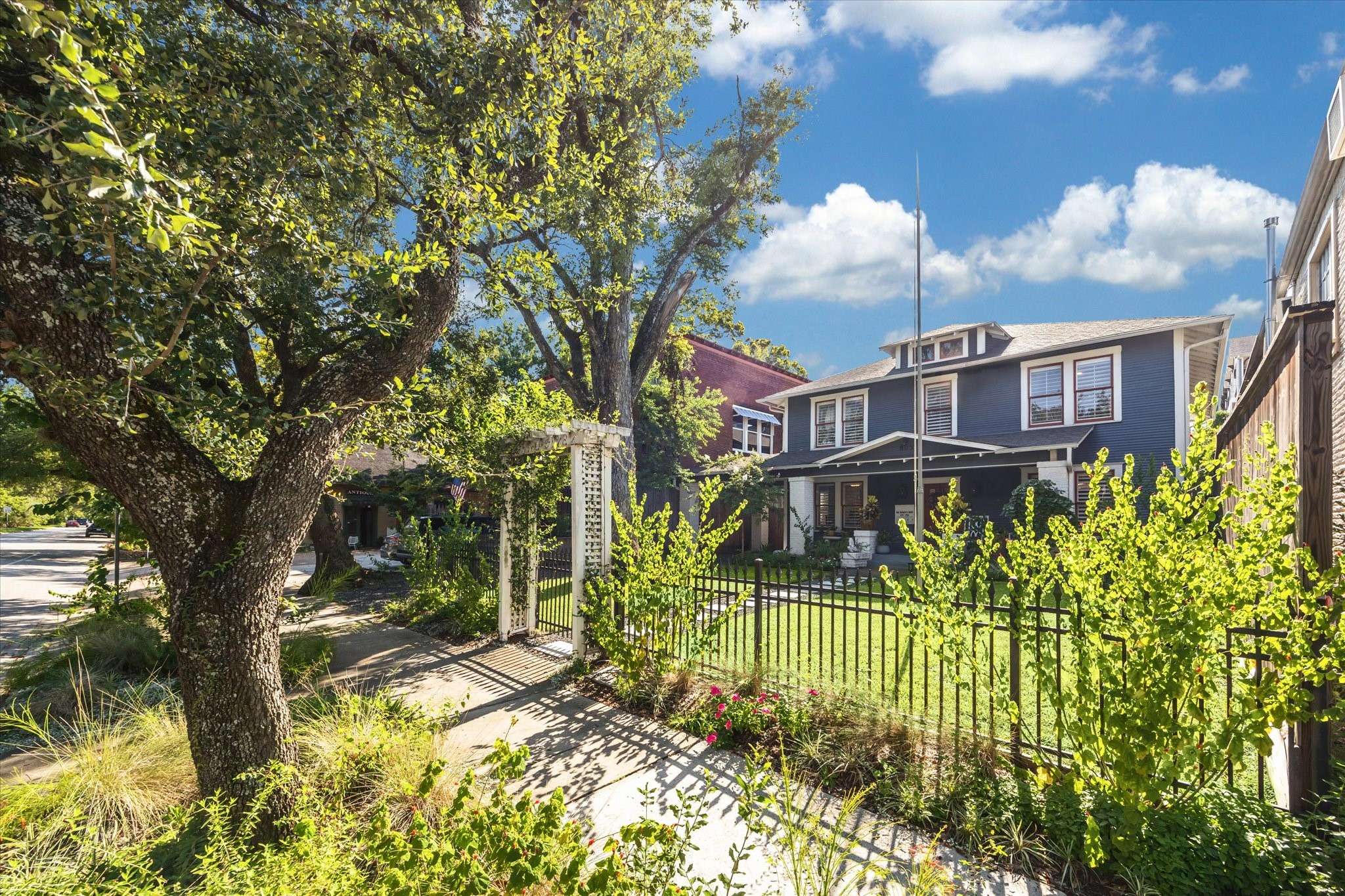 Houston, TX 77007,805 Heights BLVD