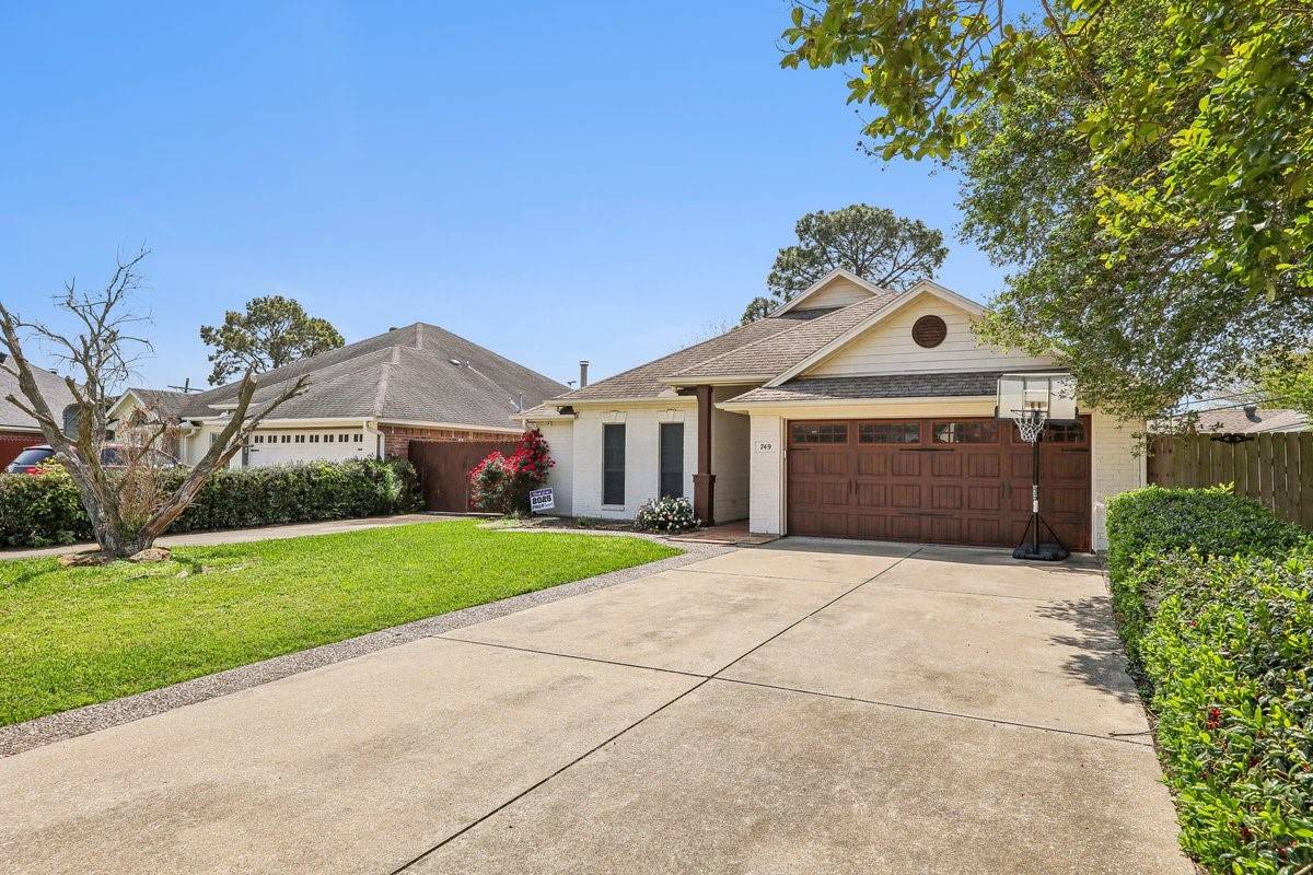 Port Neches, TX 77651,749 Eveningview LN
