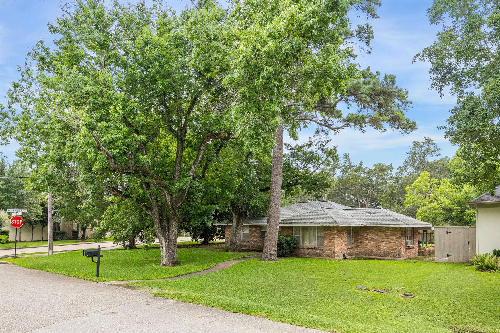 Houston, TX 77055,8901 Croes DR