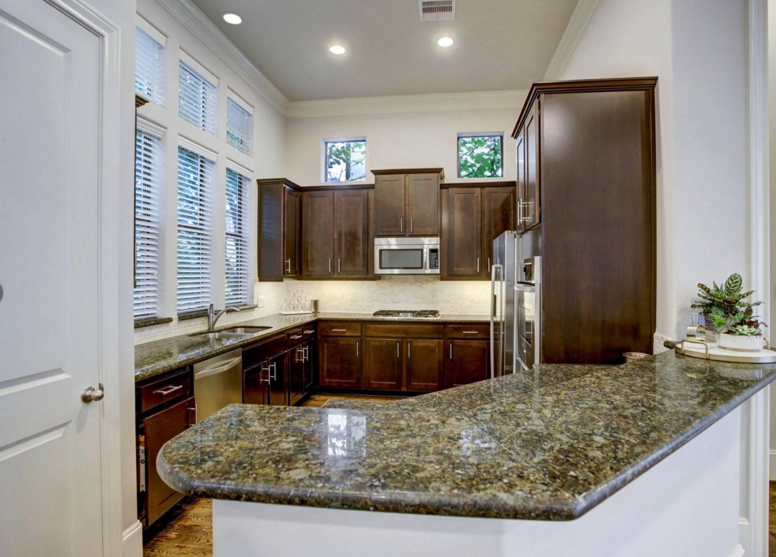 Houston, TX 77007,1853 Dart ST