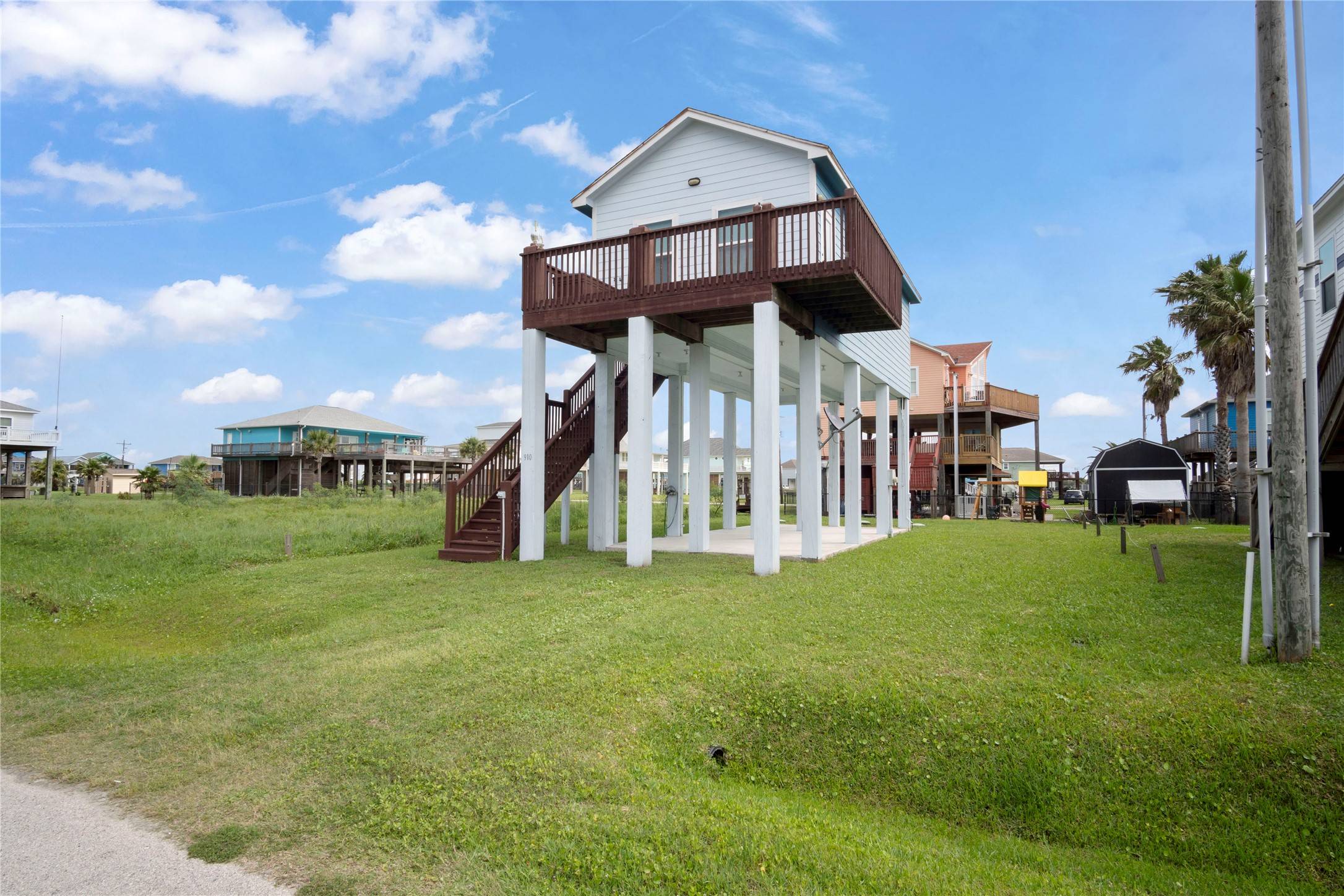 Crystal Beach, TX 77650,910 Meynig DR