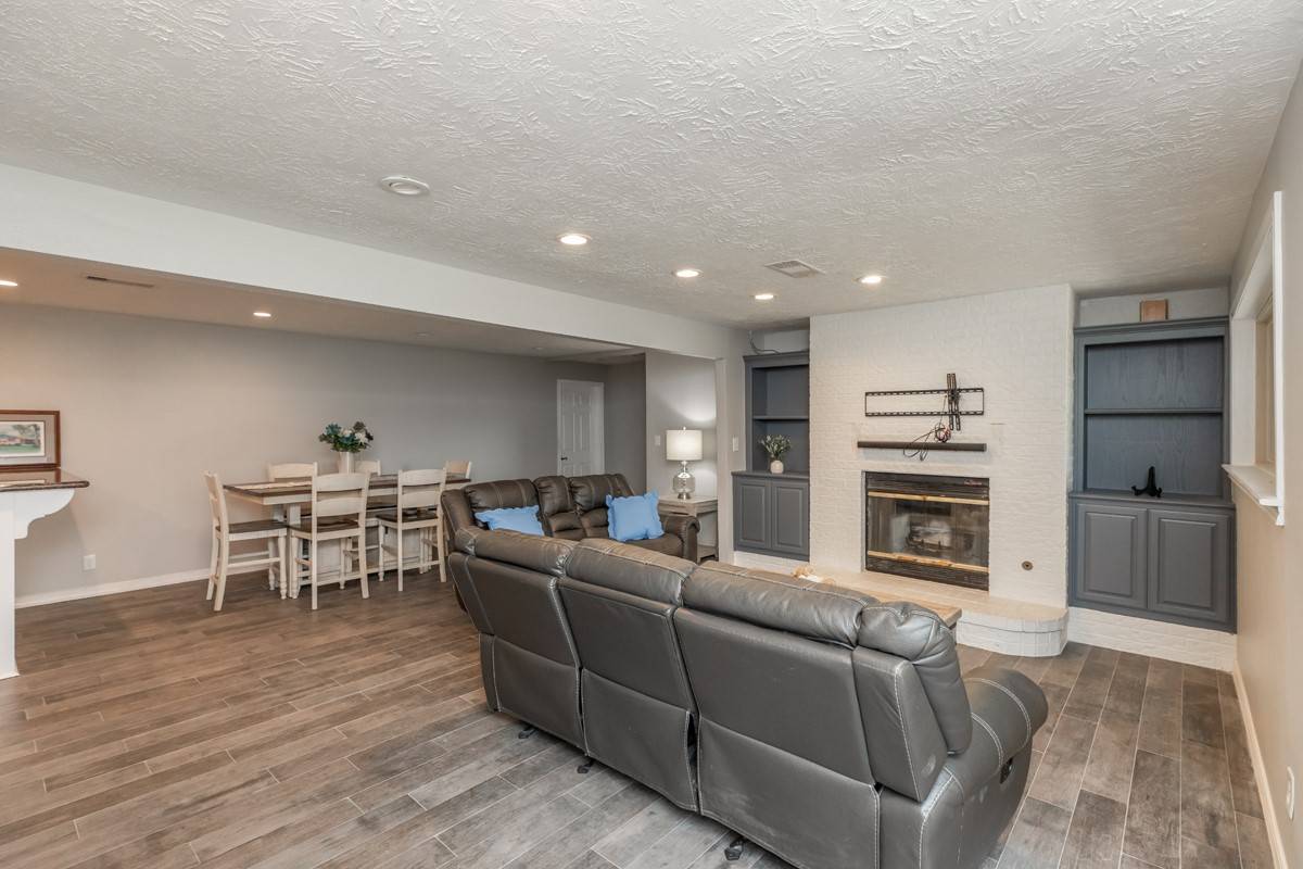 Groves, TX 77619,6161 Cove DR