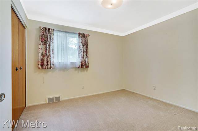 St. Clair Shores, MI 48082,29705 ELMGROVE ST