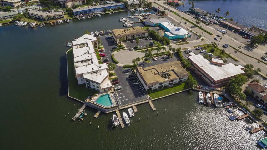 North Palm Beach, FL 33408,313 Lake CIR 212