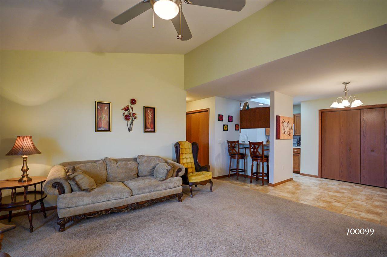 Columbus, WI 53925,512 River Rd #4