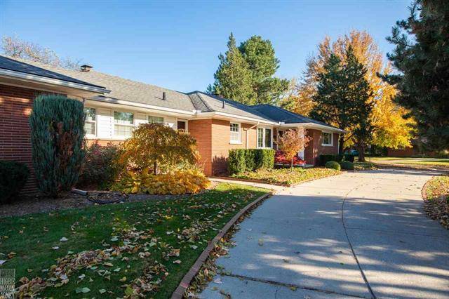 Grosse Pointe Woods, MI 48236,578 HIDDEN LN