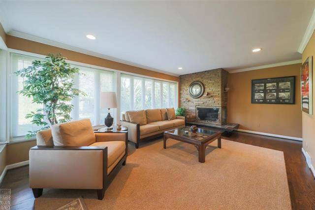 Grosse Pointe Woods, MI 48236,578 HIDDEN LN