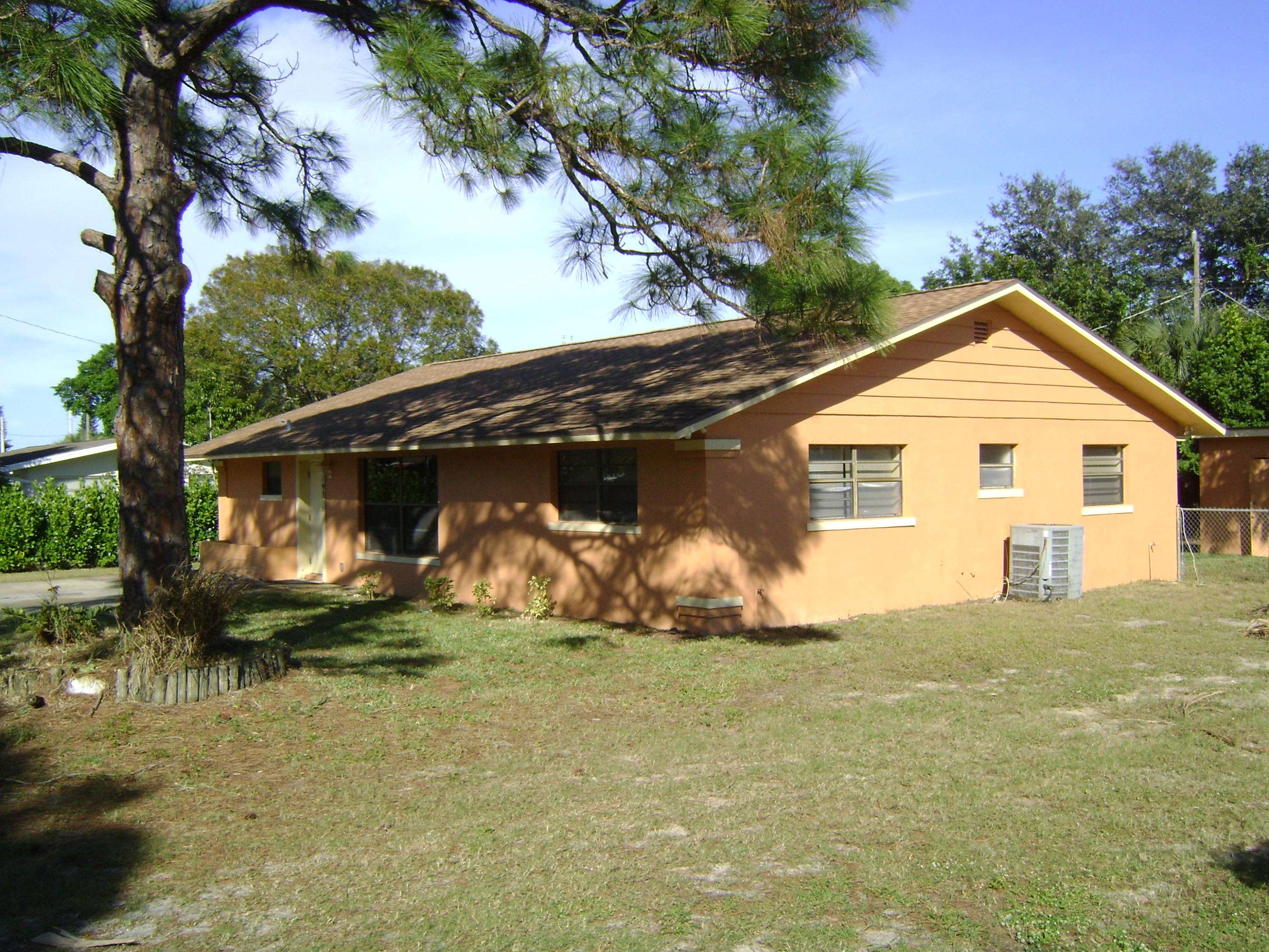 Jensen Beach, FL 34957,1091 NE Glass DR